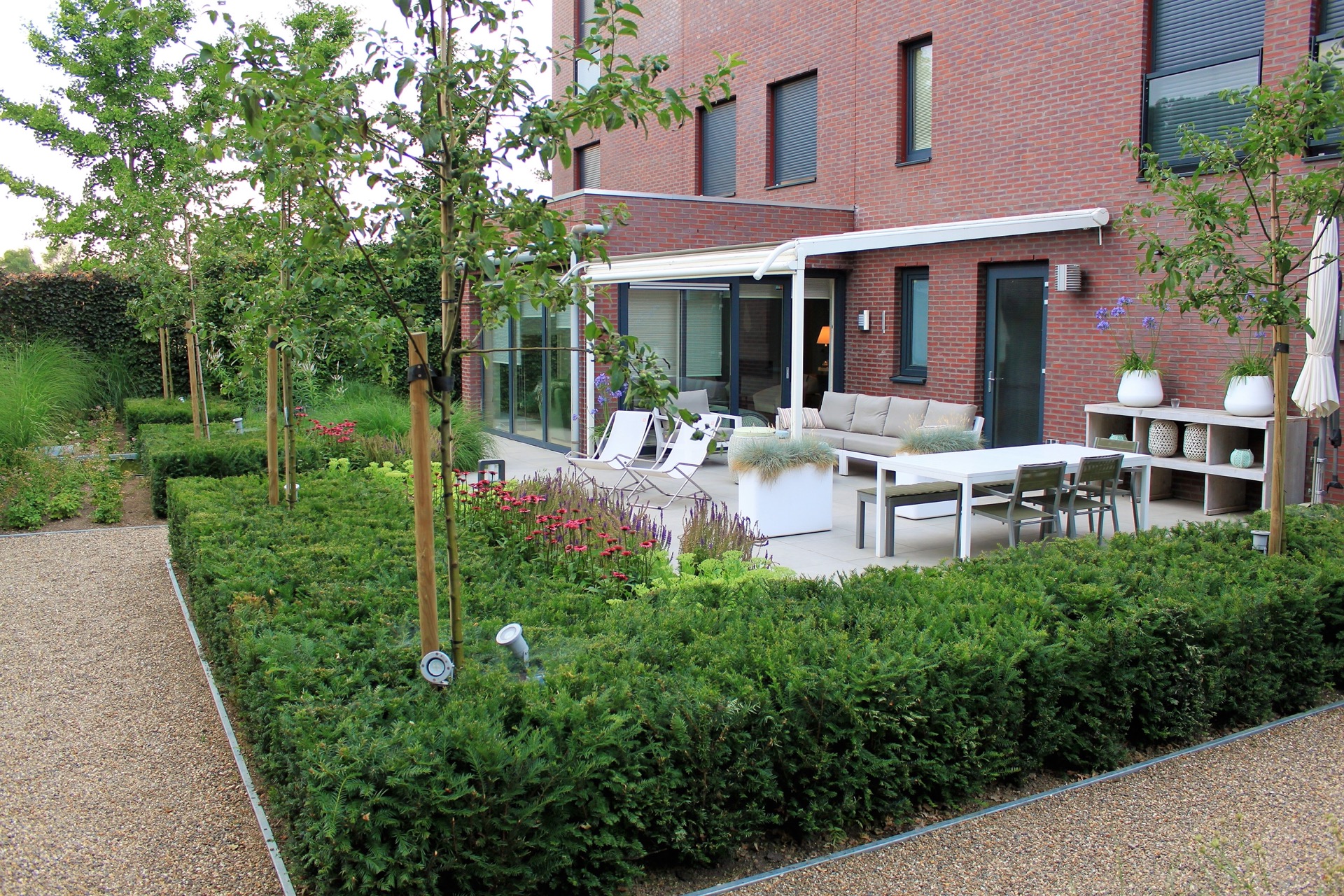 giardino verde posteriore con laghetto e terrazza: cortile posteriore verde moderno con vialetto in ghiaia, terrazza su, Luxury, Design, Exclusive, Modern, Custom Made, Special, Beautiful