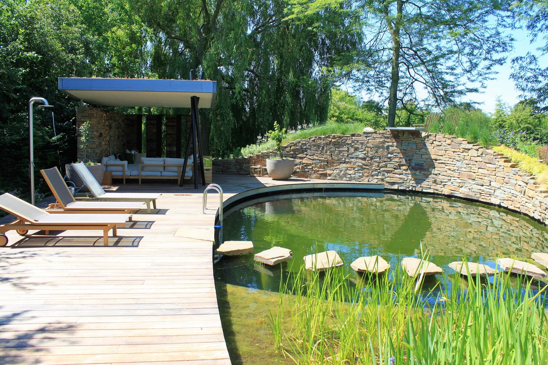 vasca da nuoto naturale con cascata: terrazza in legno lungo la vasca da nuoto naturale con muro in pietra naturale e, Luxury, Design, Exclusive, Modern, Custom Made, Special, Beautiful