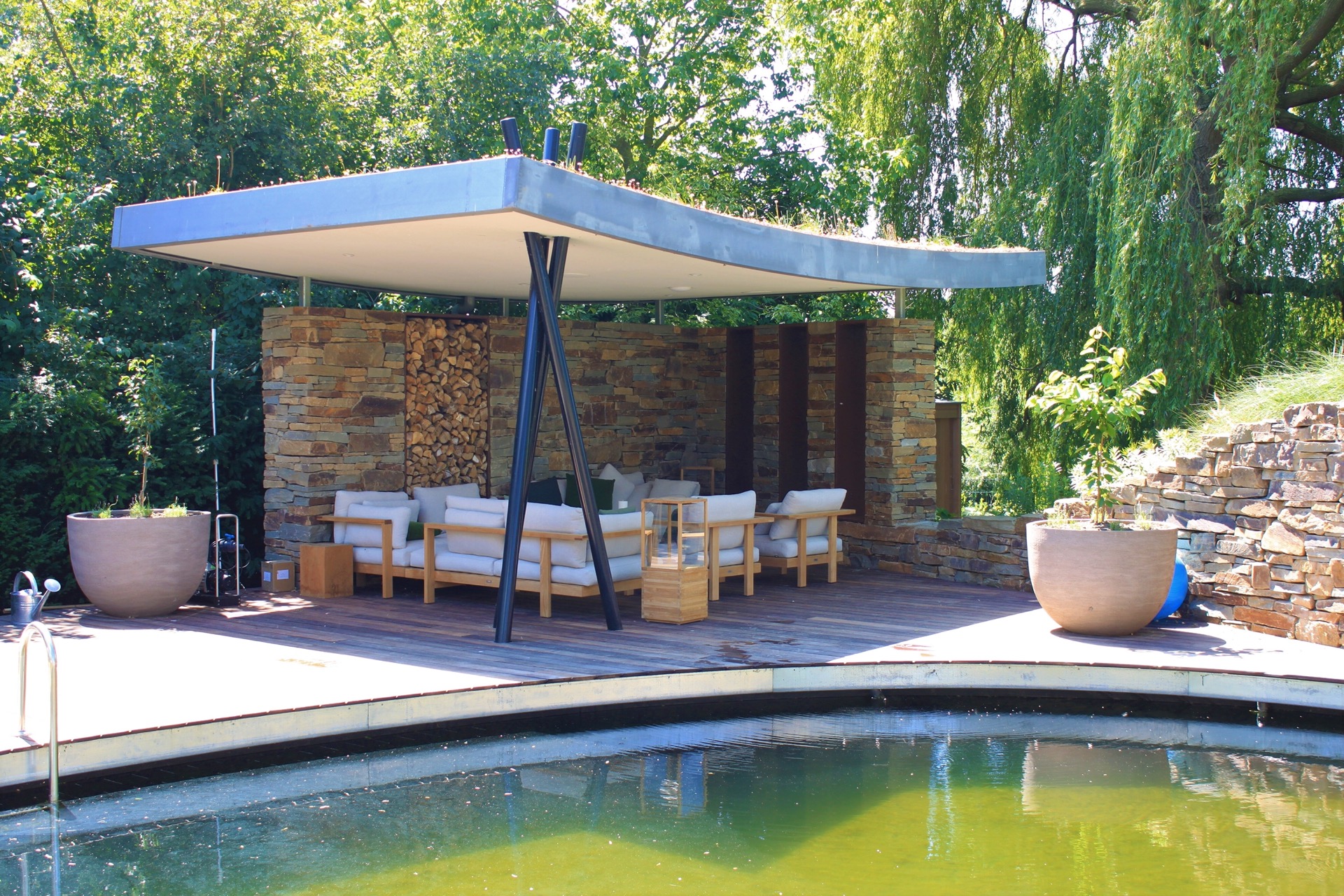vasca da nuoto naturale con cascata: vasca naturale da nuoto con terrazza in legno, tettuccio e zona relax contro parete in, Luxury, Design, Exclusive, Modern, Custom Made, Special, Beautiful