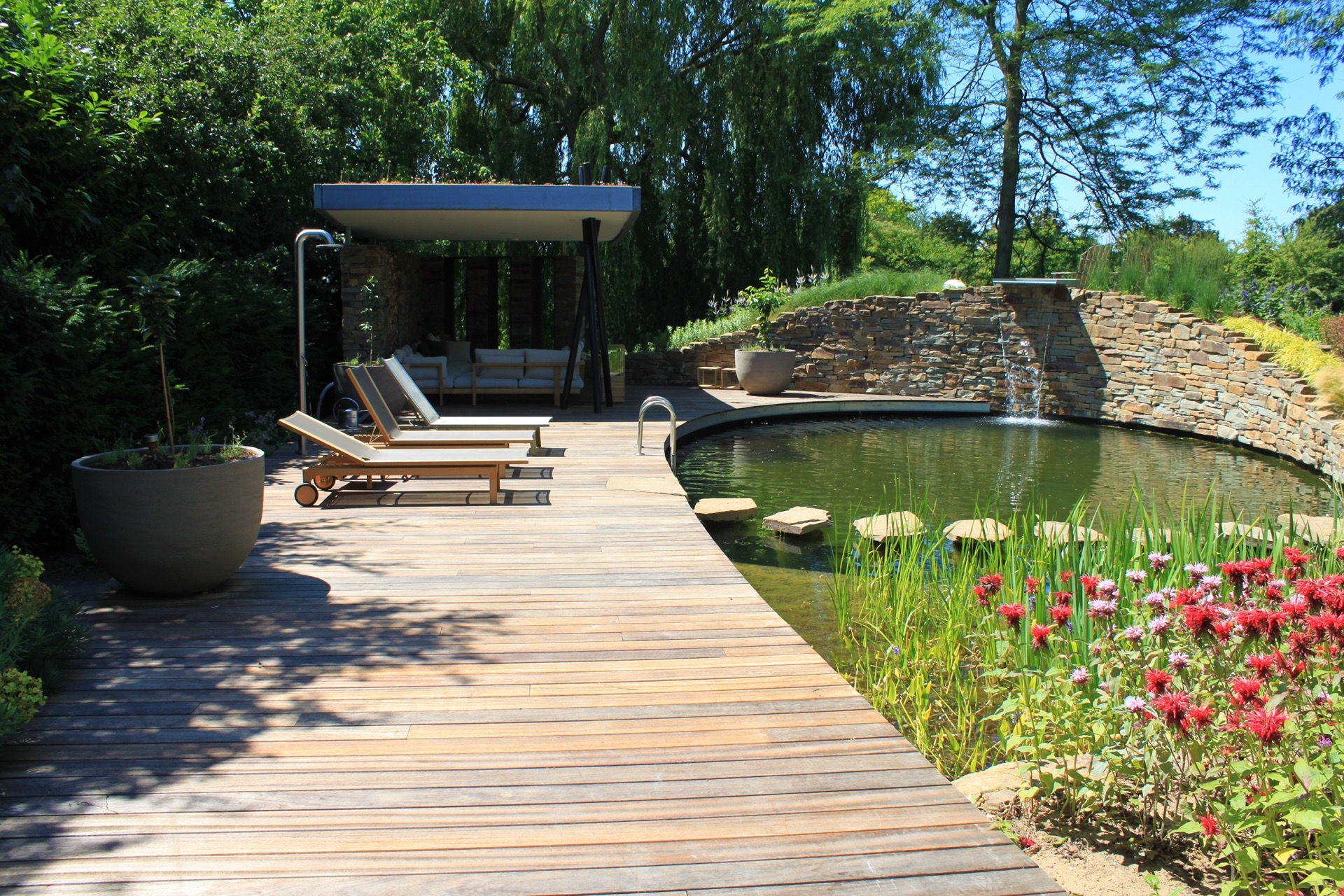 vasca da nuoto naturale con cascata: scala da giardino con gradini in pietra o cemento in un giardino molto piantumato, Luxury, Design, Exclusive, Modern, Custom Made, Special, Beautiful