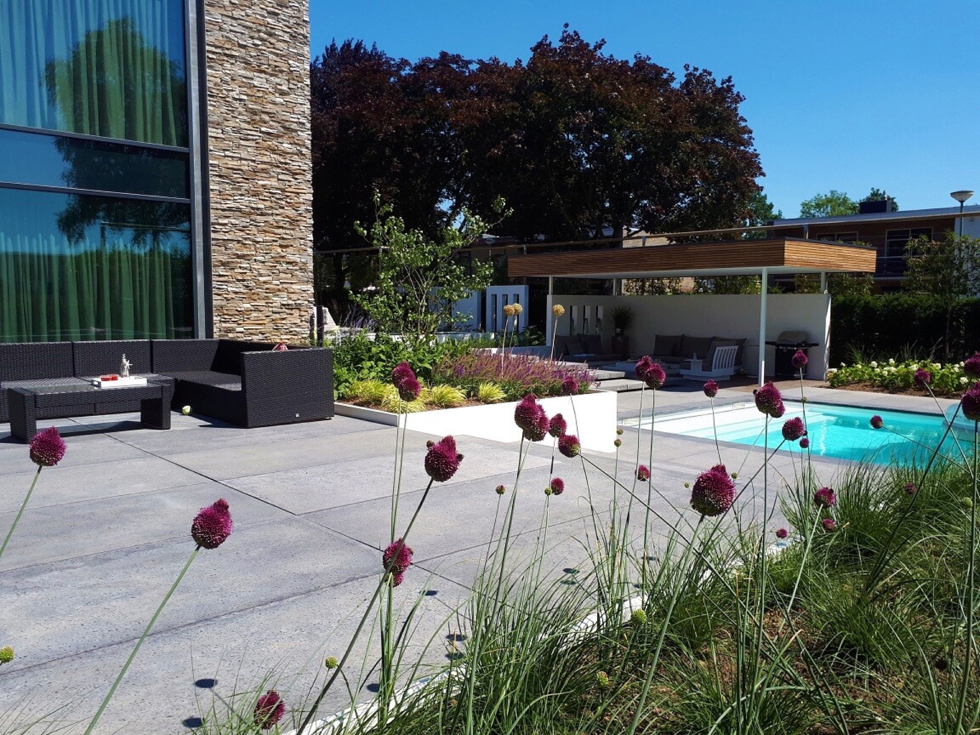 giardino moderno con piscina: terrazza con area lounge sotto una copertura in legno e vista sulla piscina, Luxury, Design, Exclusive, Modern, Custom Made, Special, Beautiful