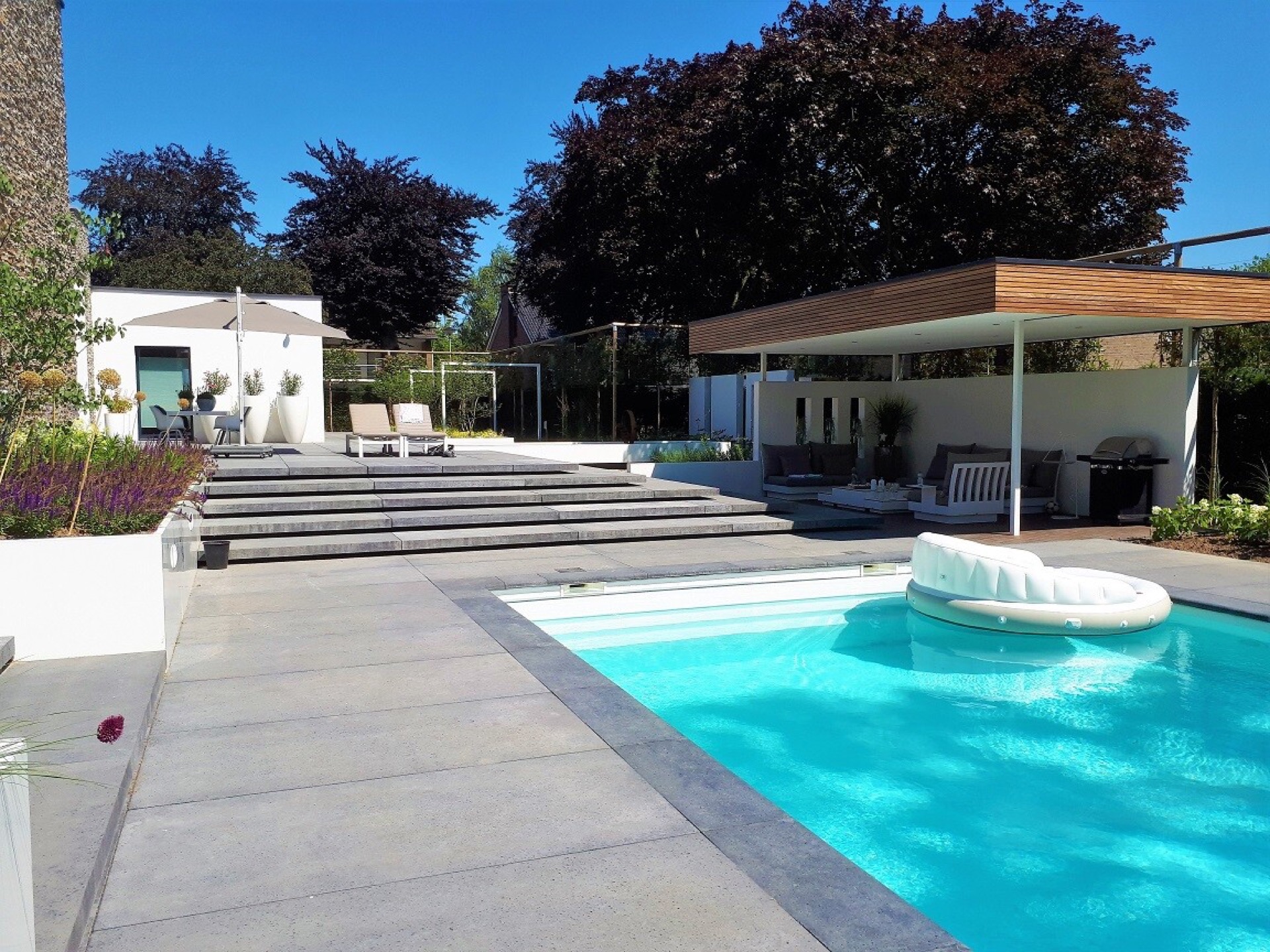giardino moderno con piscina: giardino moderno con gradini, copertura in legno e scorcio della piscina, Luxury, Design, Exclusive, Modern, Custom Made, Special, Beautiful