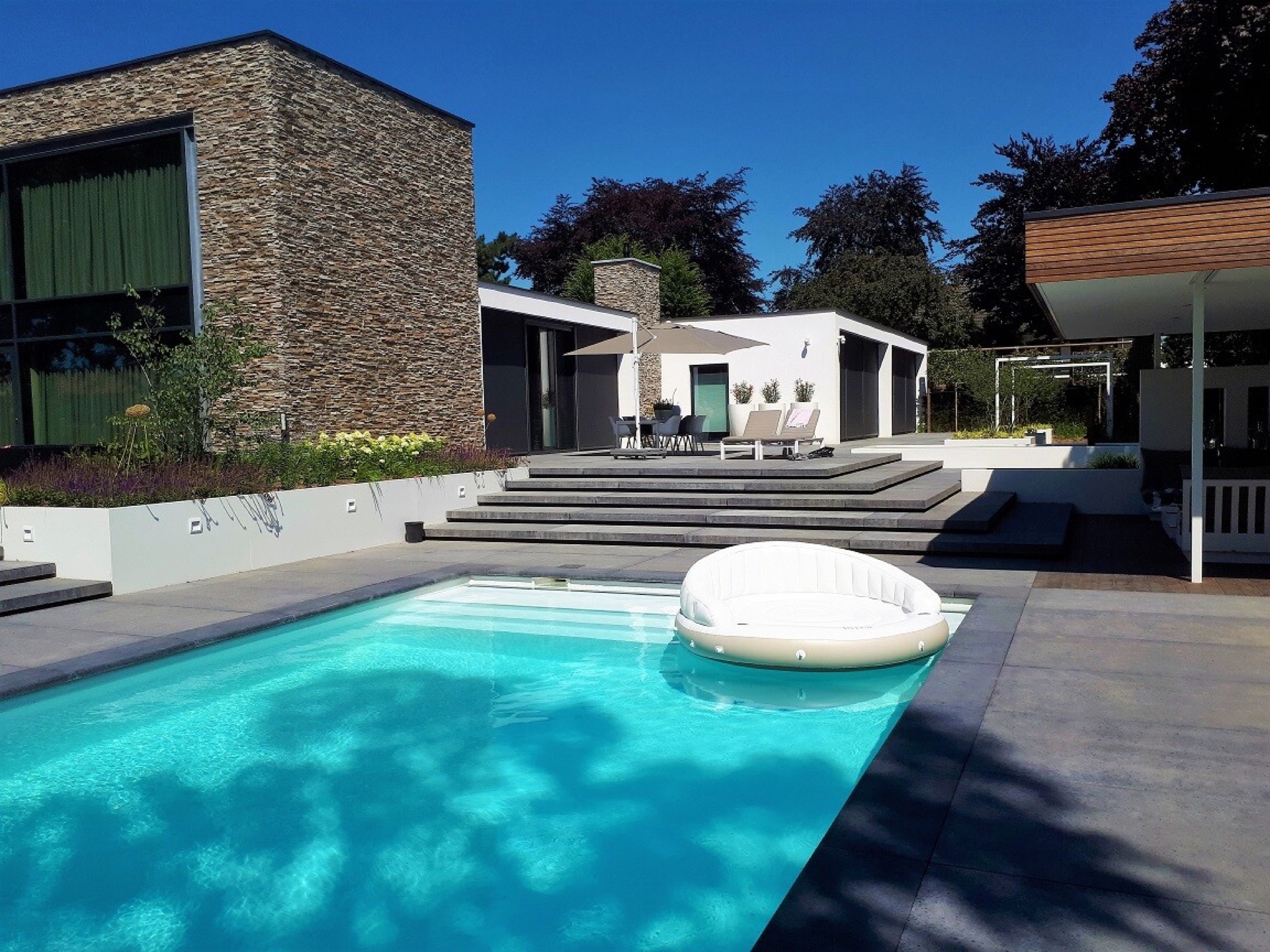 Giardino moderno con piscina lineare, grandi piastrelle e copertura in legno, Luxury, Design, Exclusive, Modern, Custom Made, Special, Beautiful