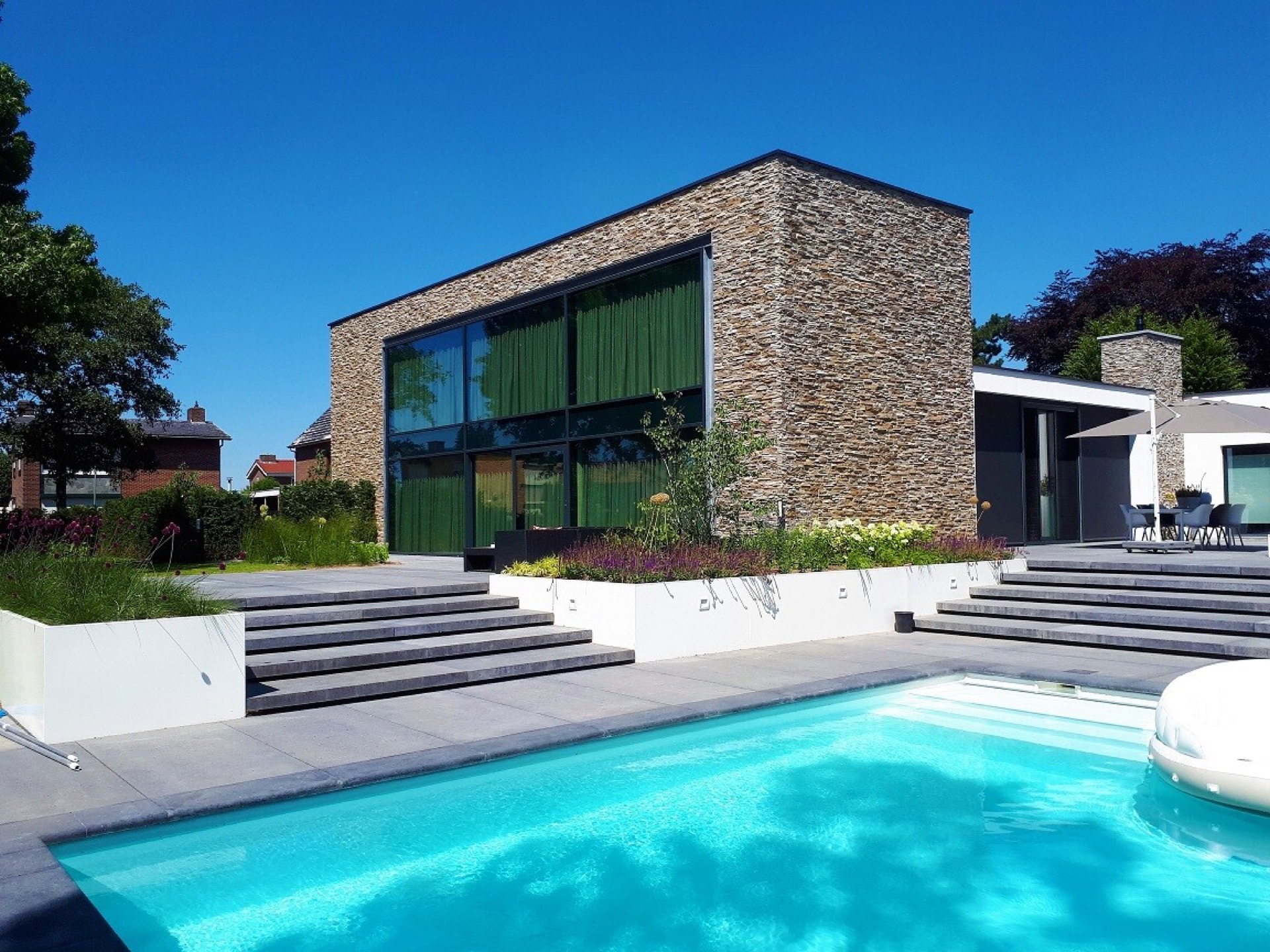 giardino moderno con piscina: facciata e giardino moderno con gradini di terrazza e vista sulla piscina, Luxury, Design, Exclusive, Modern, Custom Made, Special, Beautiful