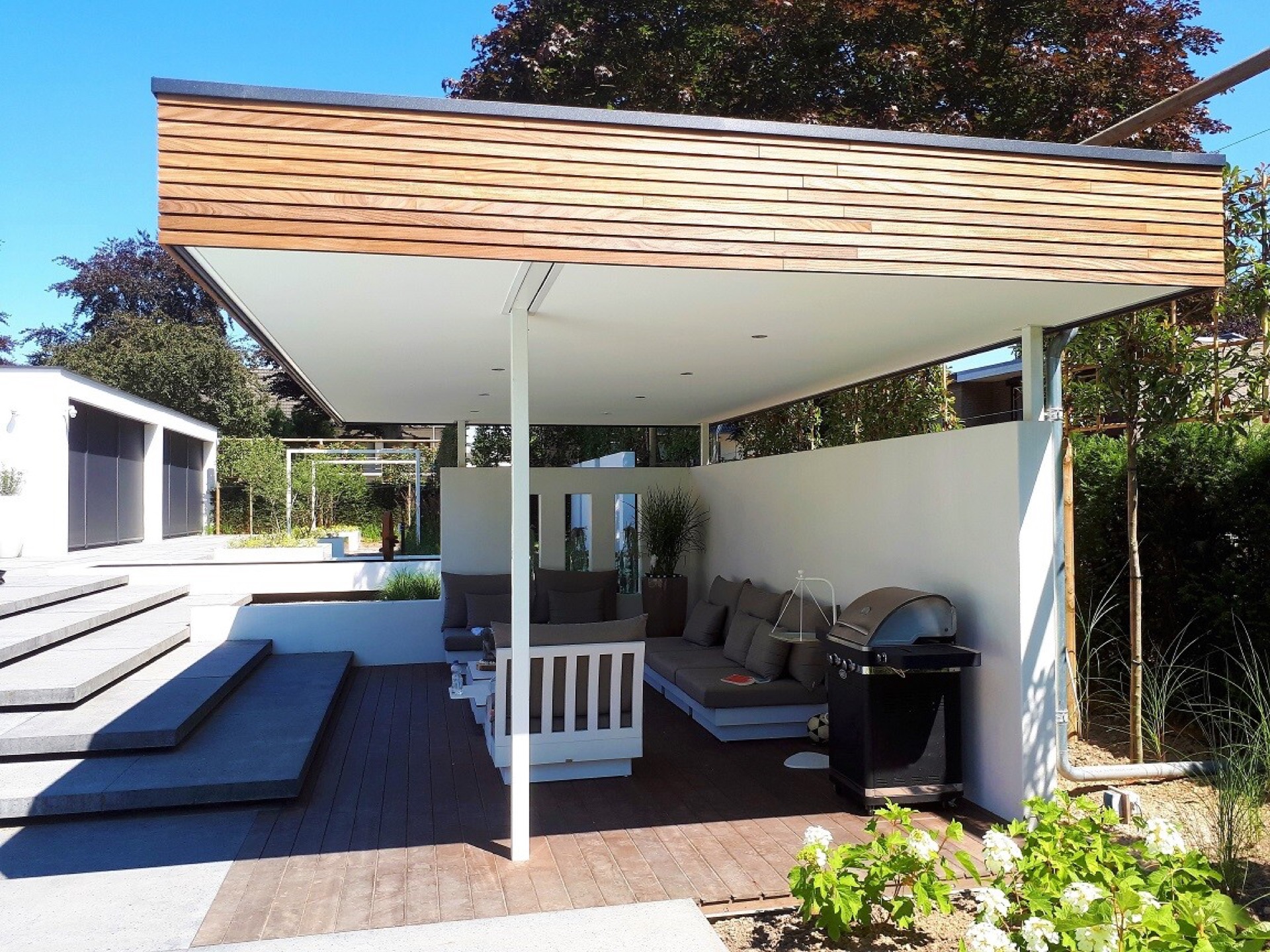 giardino moderno con piscina: copertura in legno sopra un angolo lounge moderno su terrazza piastrellata, Luxury, Design, Exclusive, Modern, Custom Made, Special, Beautiful