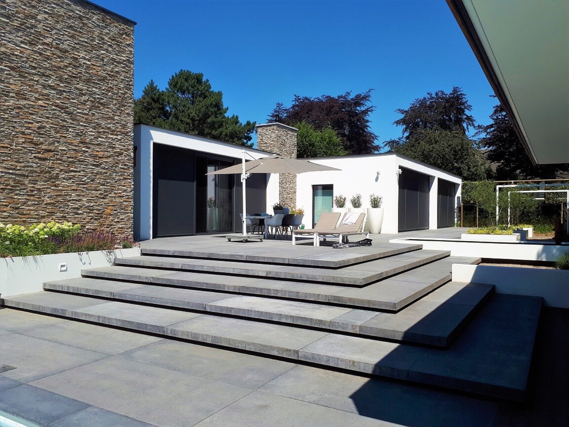 giardino moderno con piscina: scale da giardino moderne con grandi piastrelle, pareti bianche e copertura, Luxury, Design, Exclusive, Modern, Custom Made, Special, Beautiful