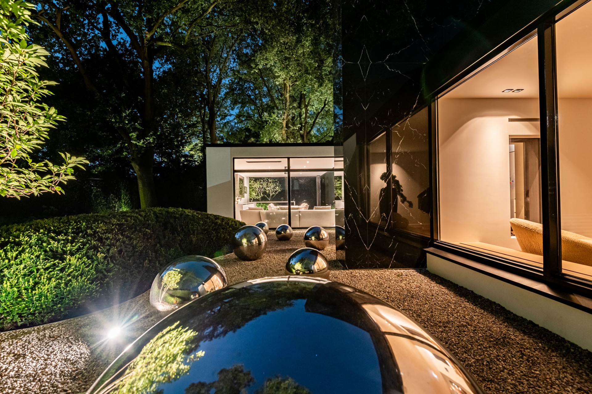 giardino di villa moderno con tettoia in vetro: moderne villatuin met overkapping en binnen-buiten overgang, Luxury, Design, Exclusive, Modern, Custom Made, Special, Beautiful