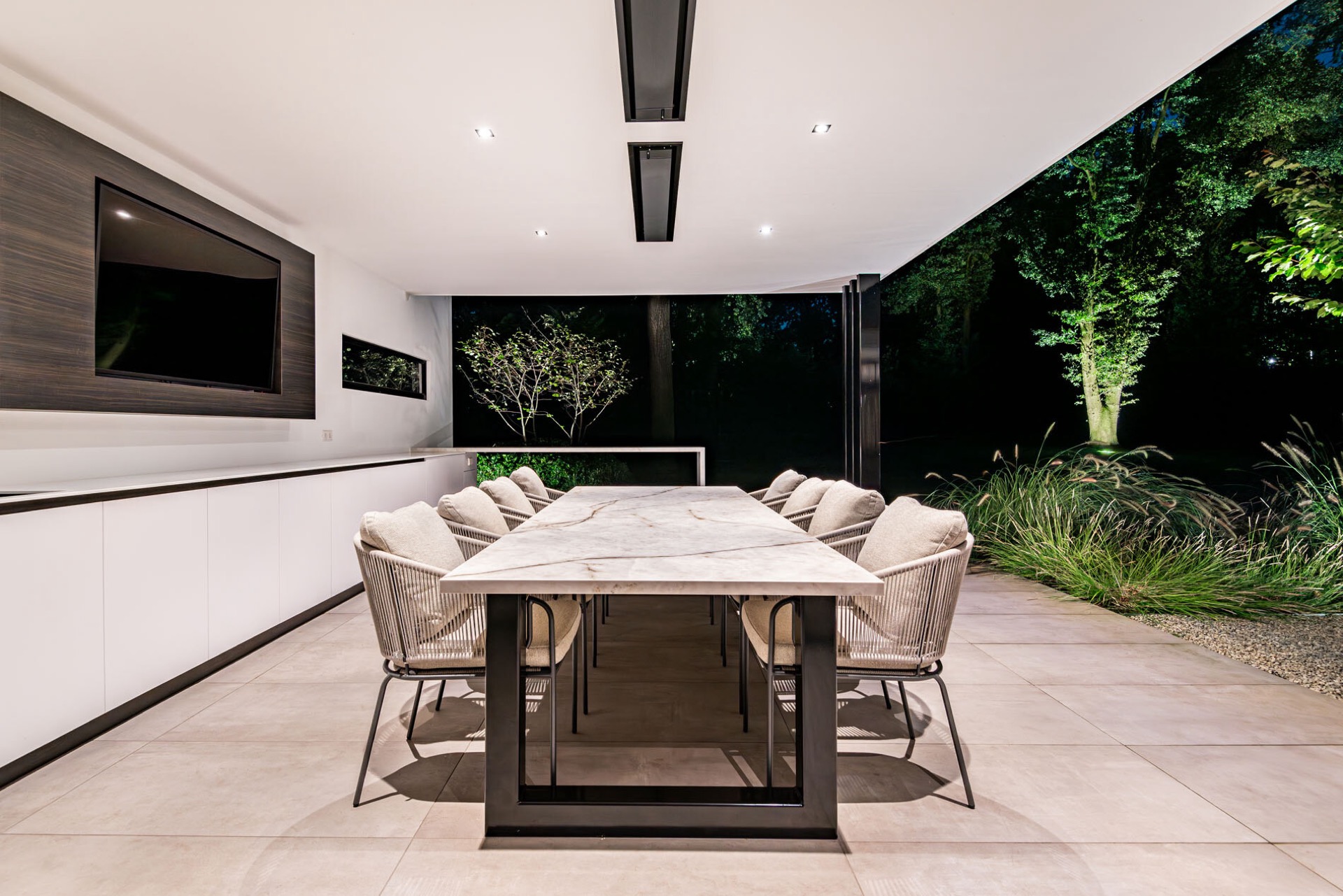 giardino di villa moderno con tettoia in vetro: moderne villatuin met overkapping en binnen-buiten overgang, Luxury, Design, Exclusive, Modern, Custom Made, Special, Beautiful