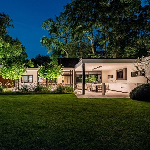giardino di villa moderno con tettoia in vetro: luxe tuin, design tuin, exclusieve tuin, Luxury, Design, Exclusive, Modern, Custom Made, Special, Beautiful