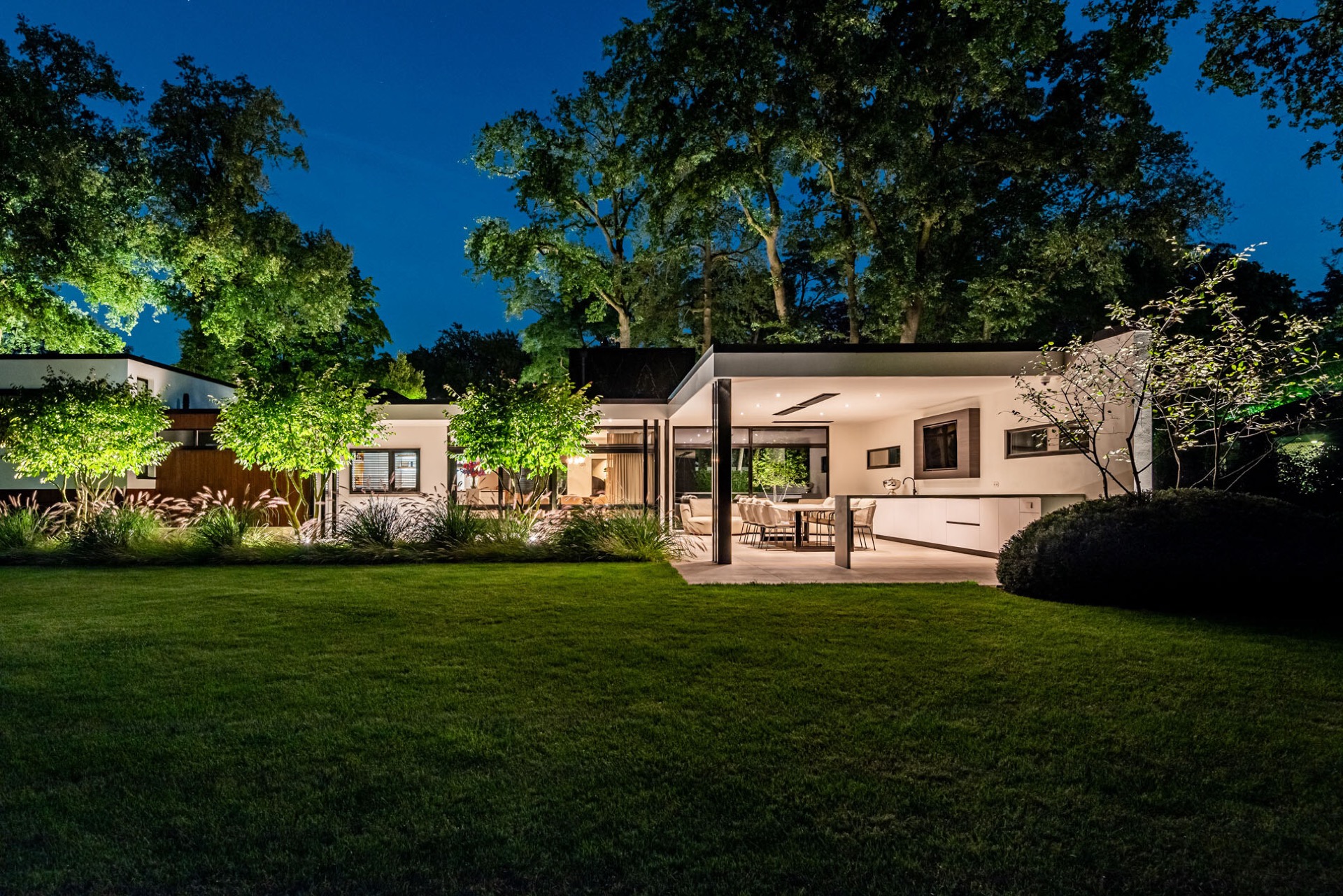 giardino di villa moderno con tettoia in vetro: luxe tuin, design tuin, exclusieve tuin, Luxury, Design, Exclusive, Modern, Custom Made, Special, Beautiful