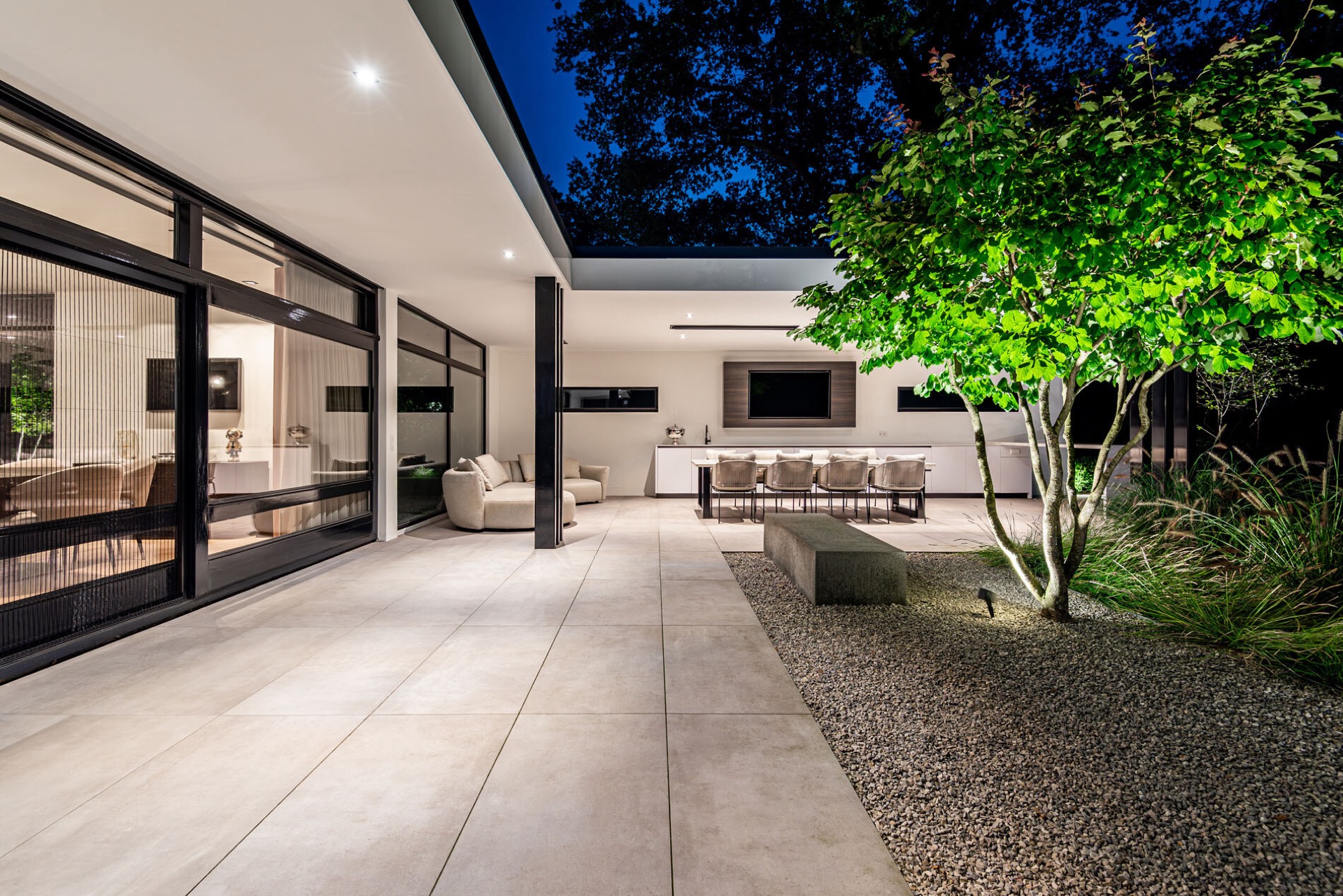 giardino di villa moderno con tettoia in vetro: moderne villatuin met overkapping en binnen-buiten overgang, Luxury, Design, Exclusive, Modern, Custom Made, Special, Beautiful