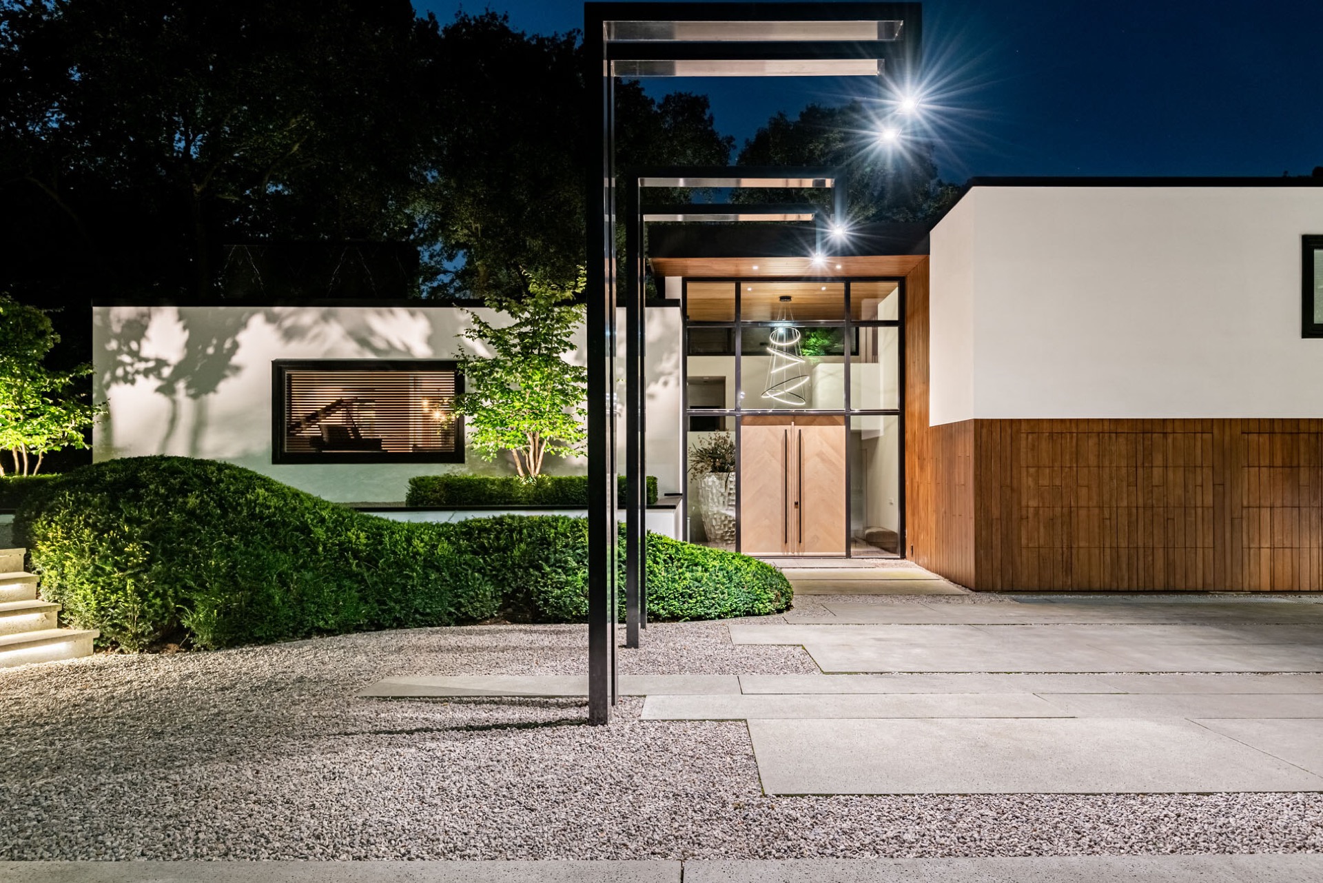 giardino di villa moderno con tettoia in vetro: moderne villatuin met overkapping en binnen-buiten overgang, Luxury, Design, Exclusive, Modern, Custom Made, Special, Beautiful