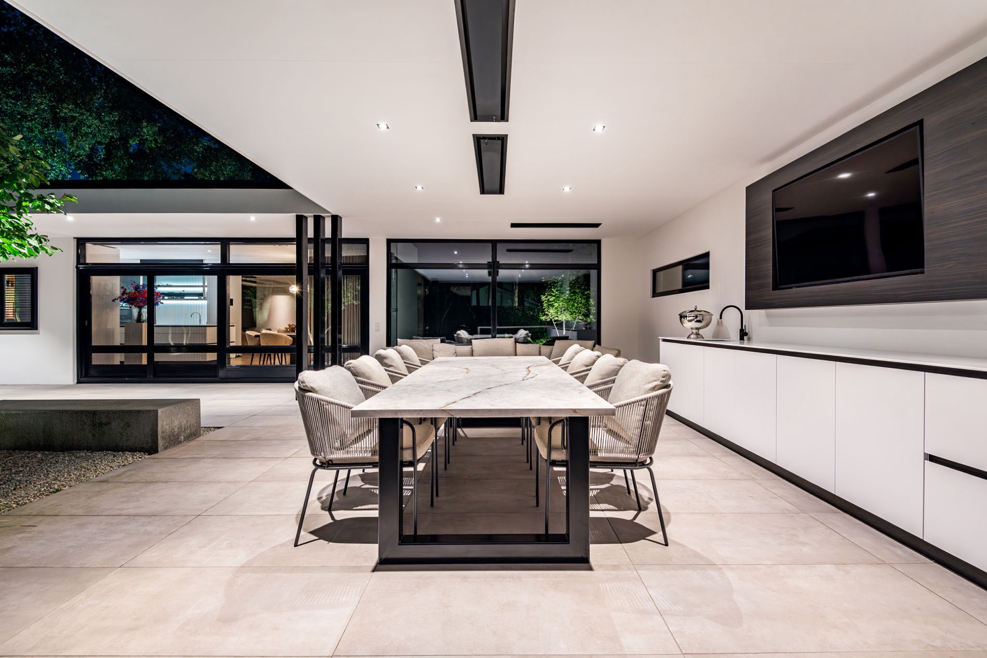 giardino di villa moderno con tettoia in vetro: moderne villatuin met overkapping en binnen-buiten overgang, Luxury, Design, Exclusive, Modern, Custom Made, Special, Beautiful