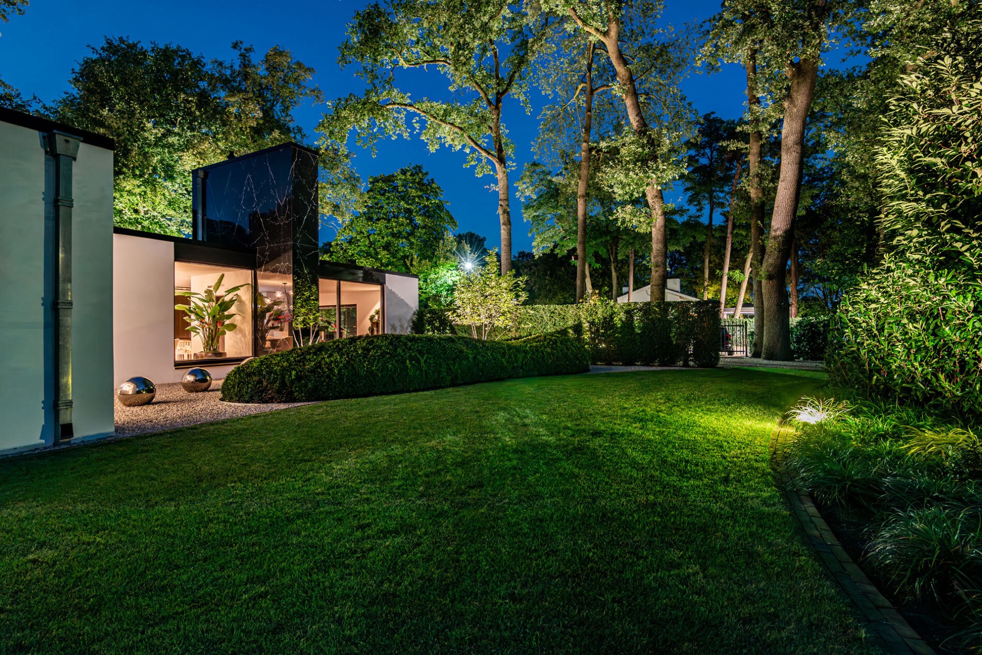 giardino di villa moderno con tettoia in vetro: moderne villatuin met overkapping en binnen-buiten overgang, Luxury, Design, Exclusive, Modern, Custom Made, Special, Beautiful