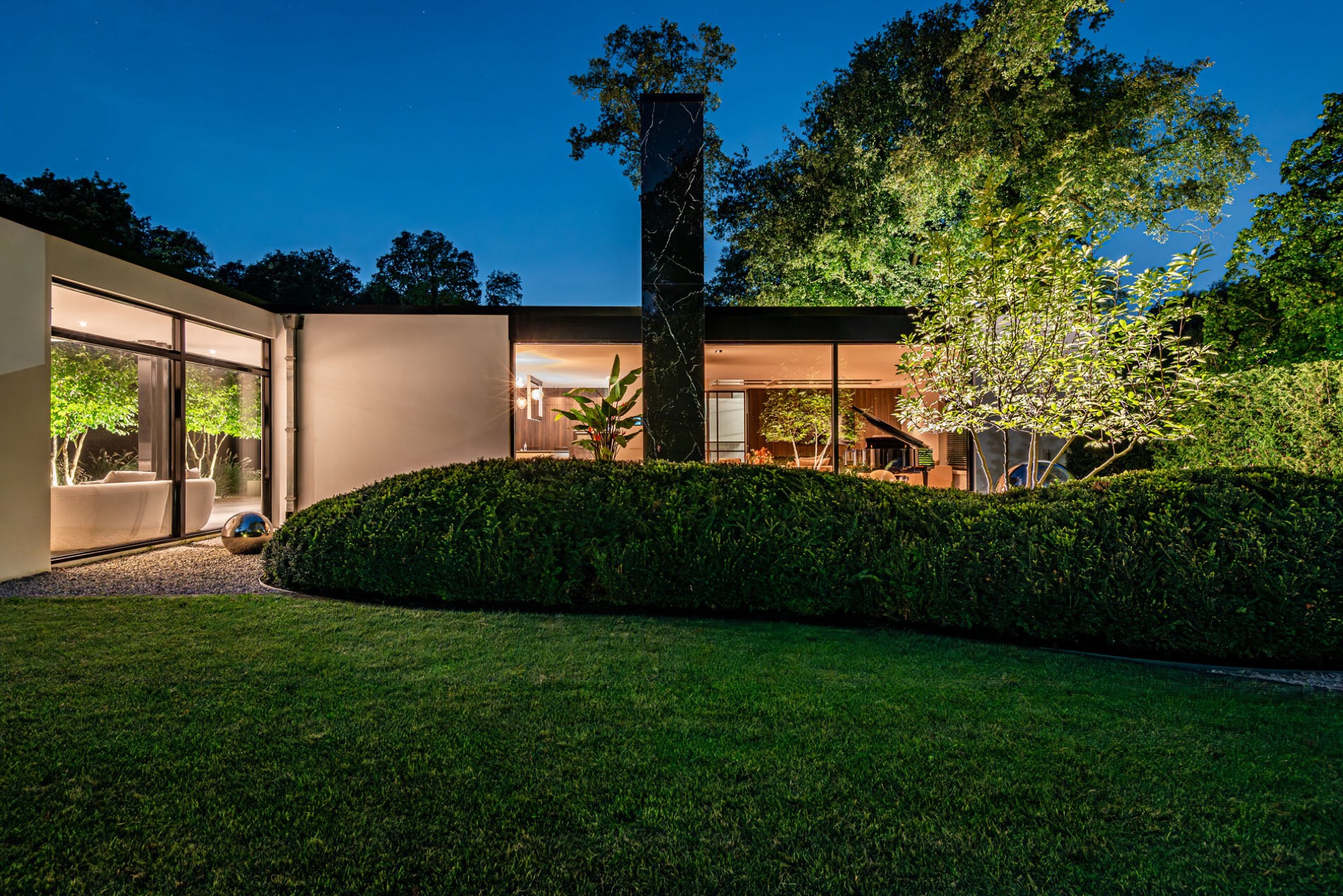 giardino di villa moderno con tettoia in vetro: moderne villatuin met overkapping en binnen-buiten overgang, Luxury, Design, Exclusive, Modern, Custom Made, Special, Beautiful