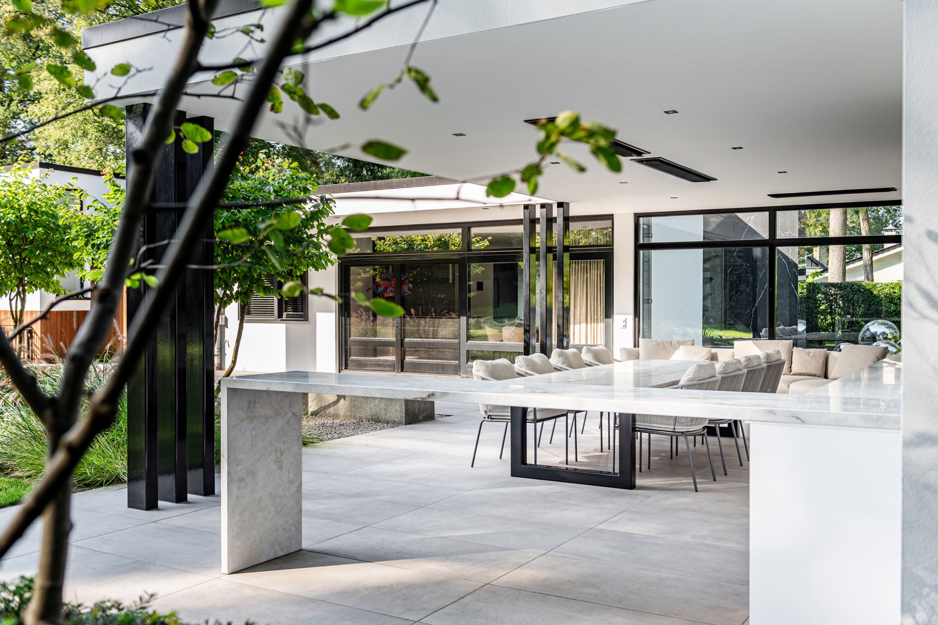 giardino di villa moderno con tettoia in vetro: moderne villatuin met overkapping en binnen-buiten overgang, Luxury, Design, Exclusive, Modern, Custom Made, Special, Beautiful