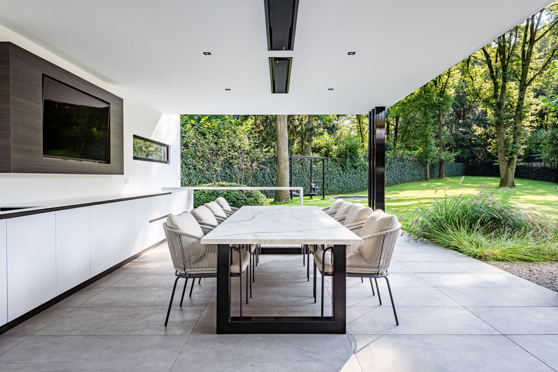 giardino di villa moderno con tettoia in vetro: moderne villatuin met overkapping en binnen-buiten overgang, Luxury, Design, Exclusive, Modern, Custom Made, Special, Beautiful