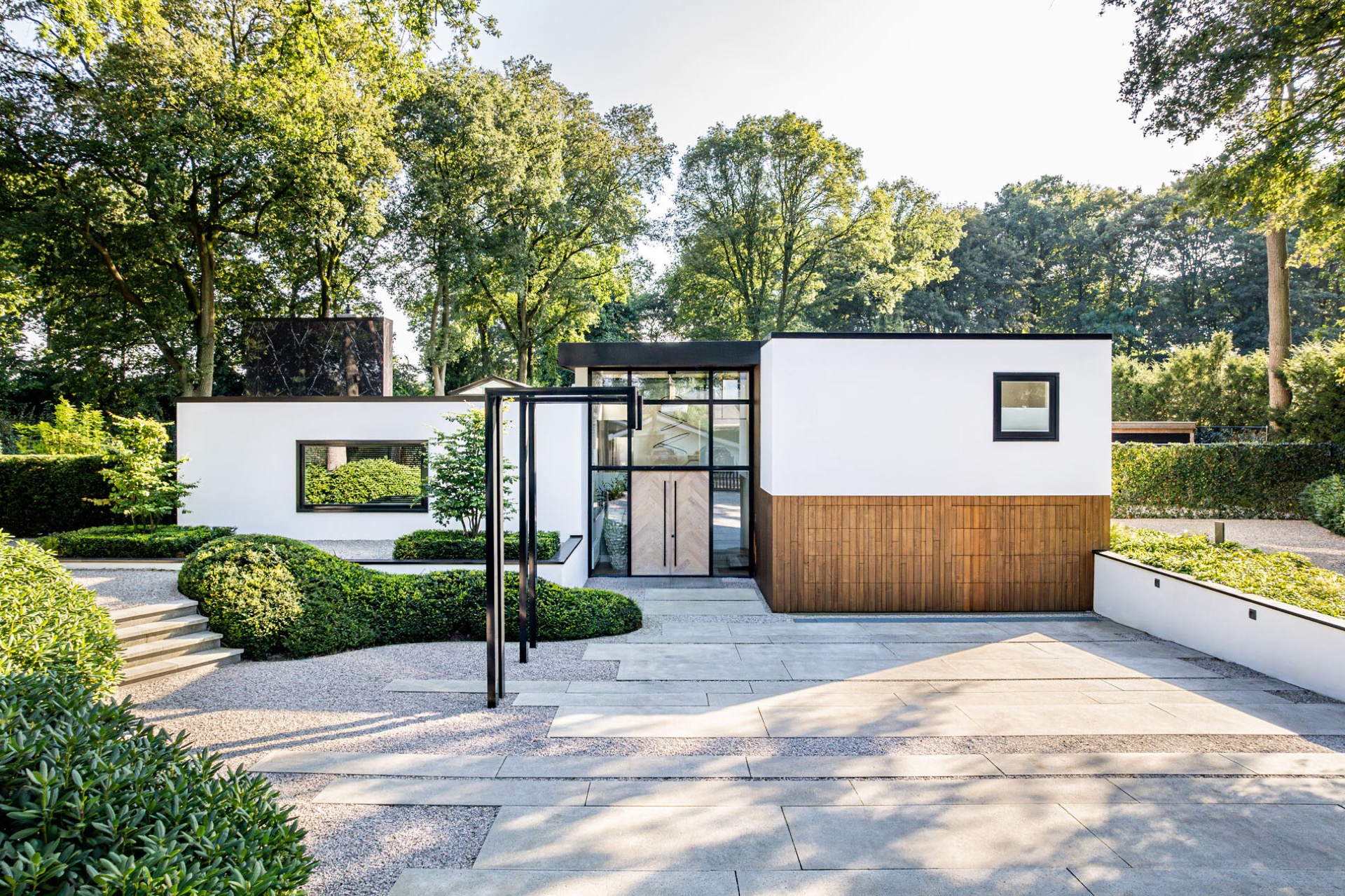 giardino di villa moderno con tettoia in vetro: moderne villatuin met overkapping en binnen-buiten overgang, Luxury, Design, Exclusive, Modern, Custom Made, Special, Beautiful