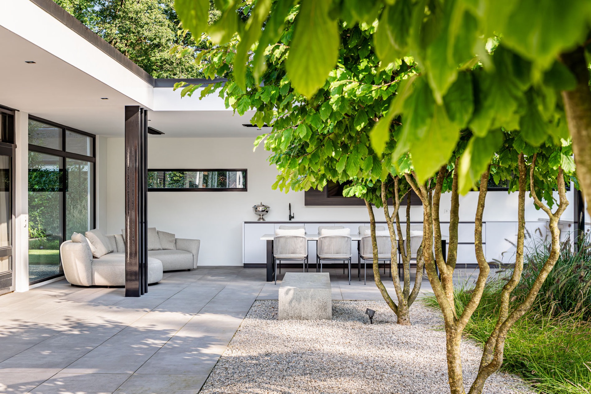 giardino di villa moderno con tettoia in vetro: moderne villatuin met overkapping en binnen-buiten overgang, Luxury, Design, Exclusive, Modern, Custom Made, Special, Beautiful