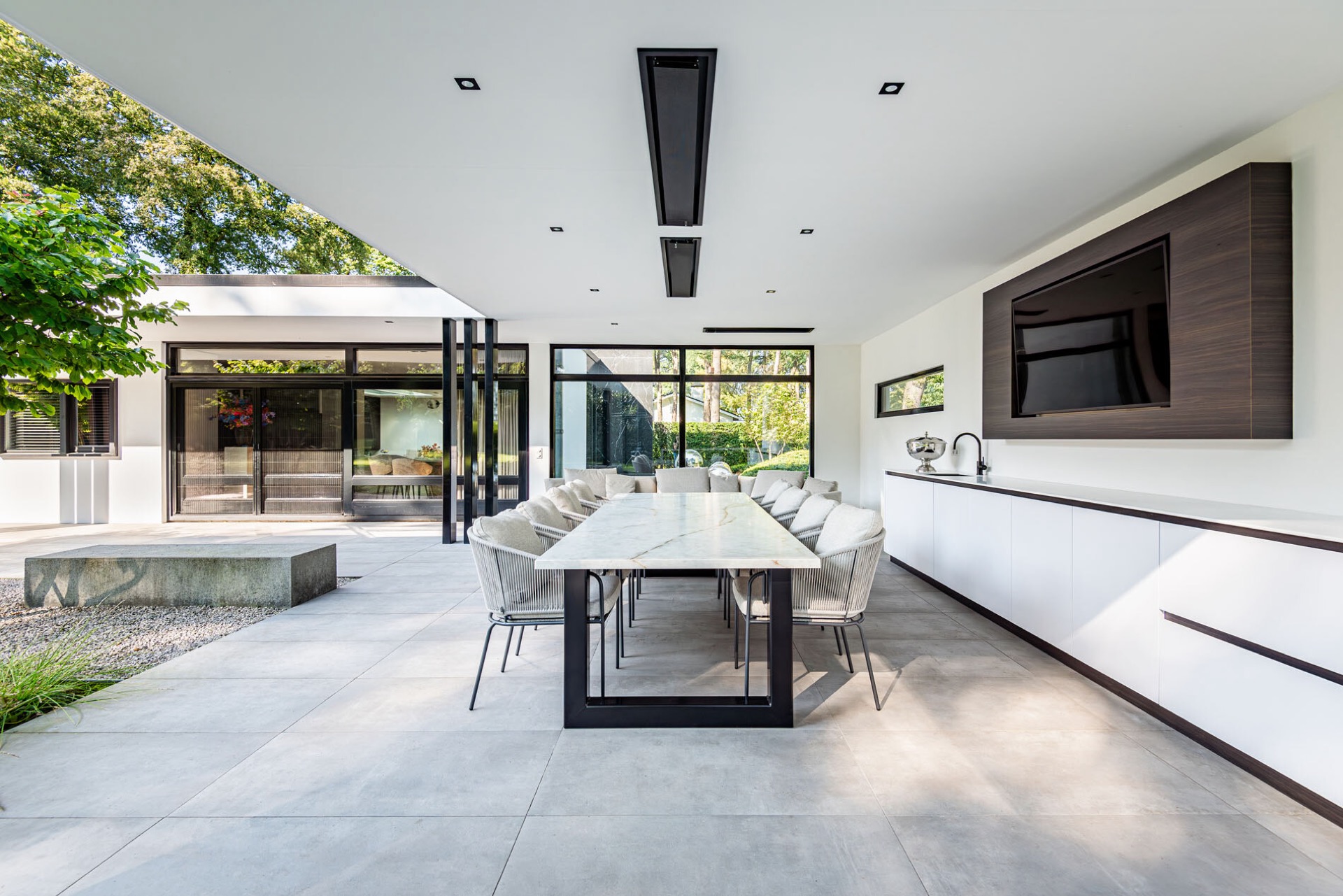 giardino di villa moderno con tettoia in vetro: moderne villatuin met overkapping en binnen-buiten overgang, Luxury, Design, Exclusive, Modern, Custom Made, Special, Beautiful