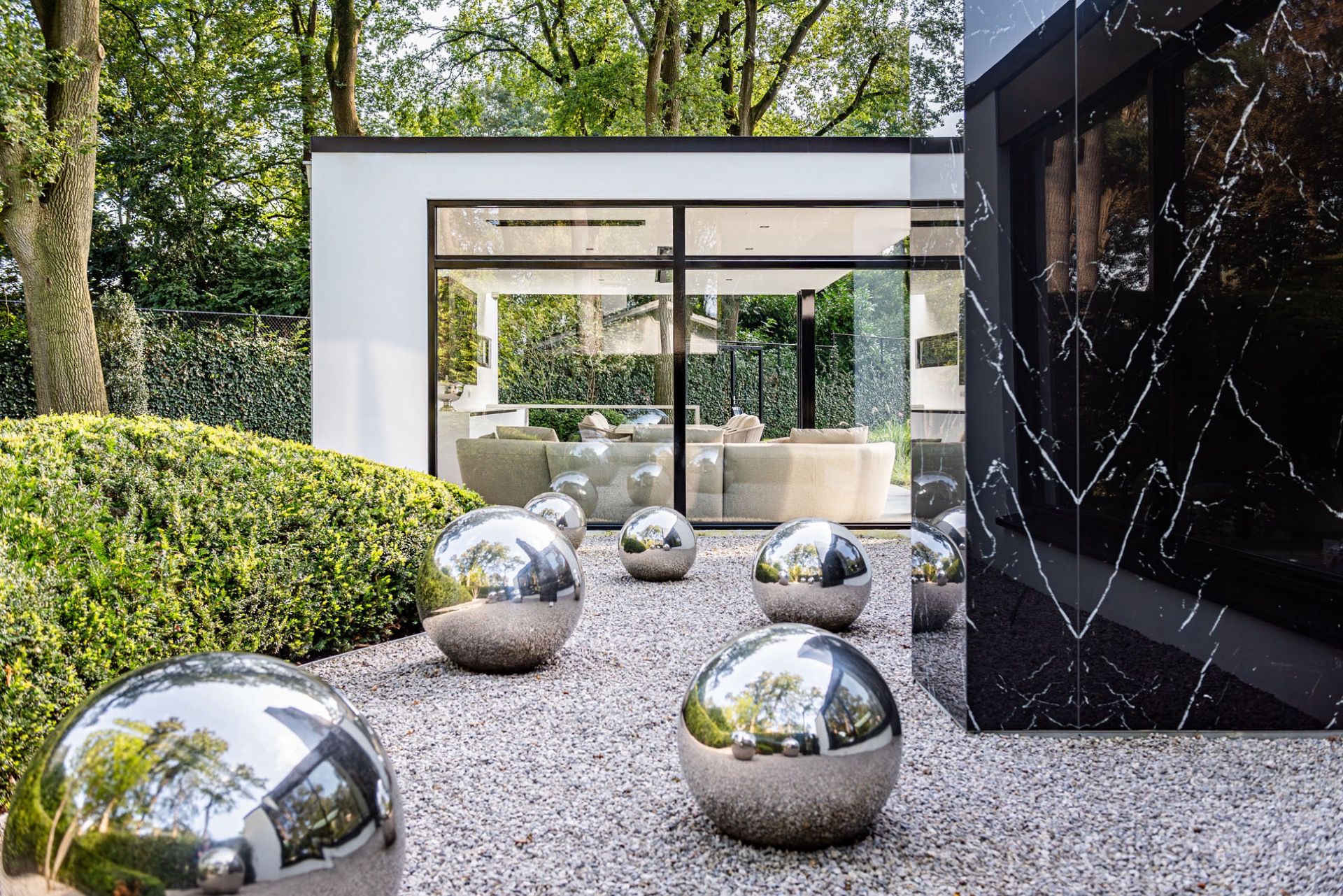 giardino di villa moderno con tettoia in vetro: moderne villatuin met overkapping en binnen-buiten overgang, Luxury, Design, Exclusive, Modern, Custom Made, Special, Beautiful