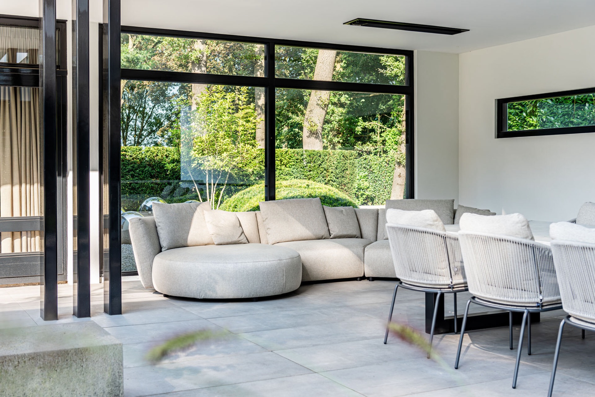 giardino di villa moderno con tettoia in vetro: moderne villatuin met overkapping en binnen-buiten overgang, Luxury, Design, Exclusive, Modern, Custom Made, Special, Beautiful