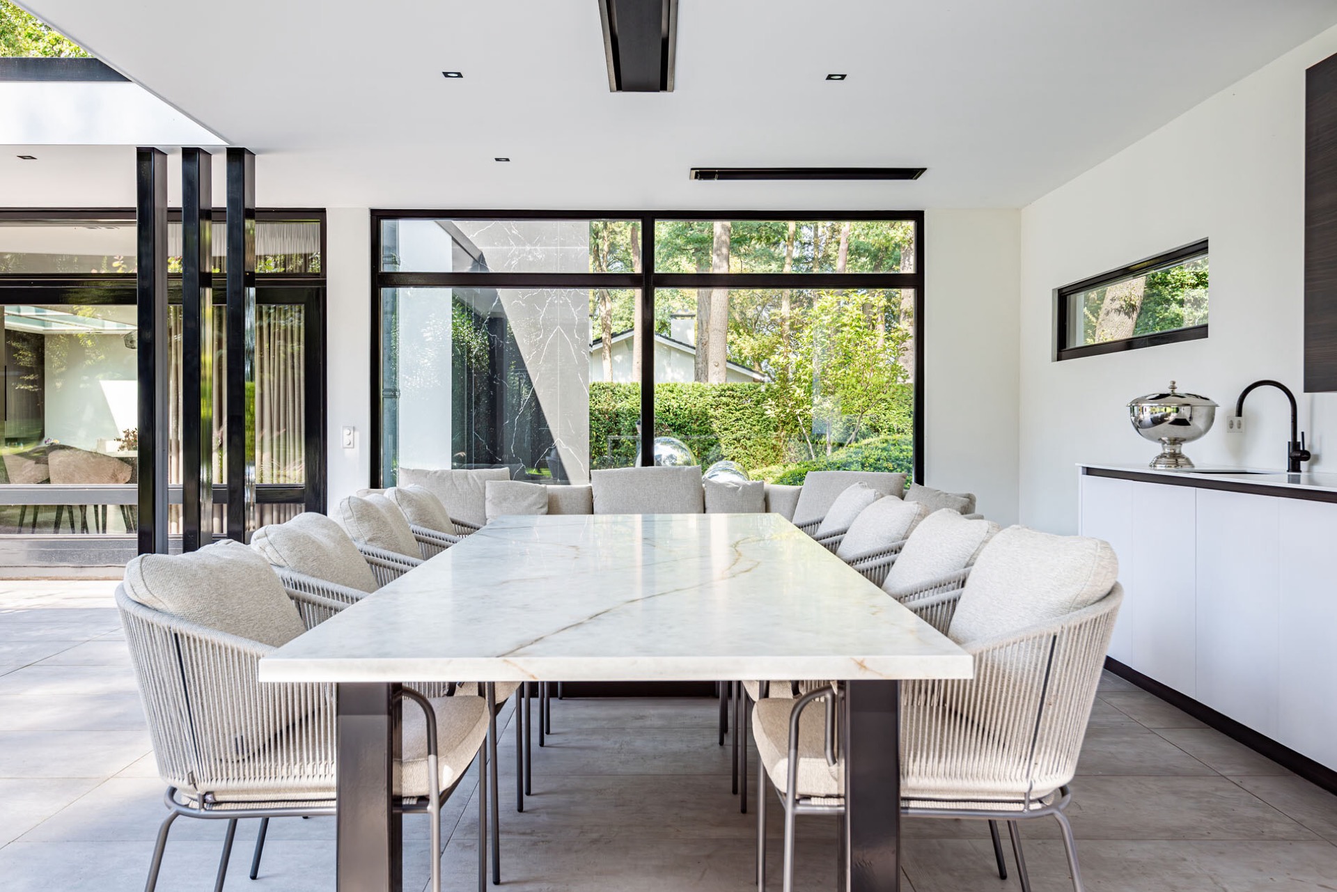 giardino di villa moderno con tettoia in vetro: moderne villatuin met overkapping en binnen-buiten overgang, Luxury, Design, Exclusive, Modern, Custom Made, Special, Beautiful