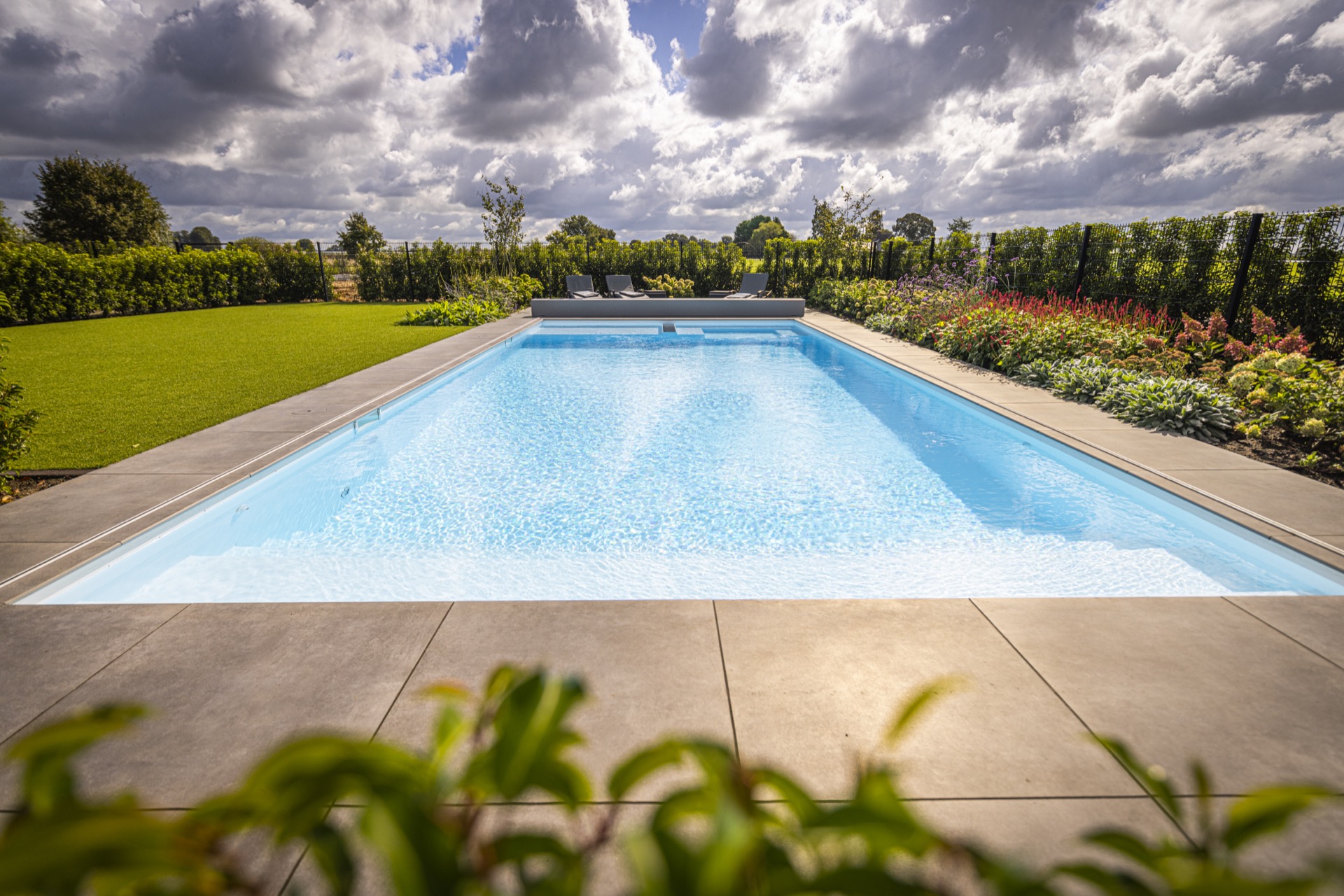 piscina rettangolare moderna con scala d’ingresso larga e zona lounge: piscina rettangolare con rivestimento bianco, Luxury, Design, Exclusive, Modern, Custom Made, Special, Beautiful