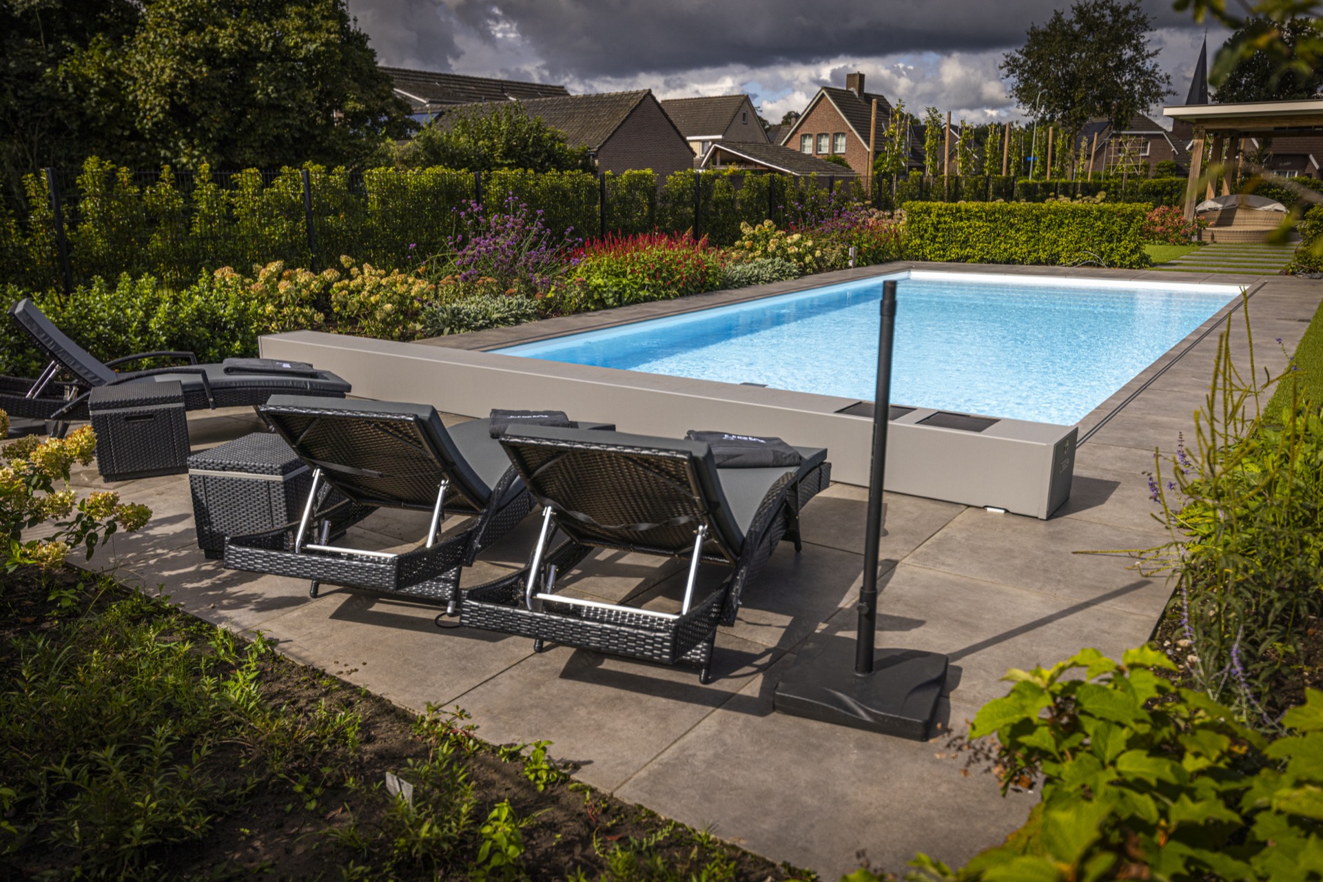 piscina rettangolare moderna con scala d’ingresso larga e zona lounge: zona lounge con lettini accanto a una piscina moderna, Luxury, Design, Exclusive, Modern, Custom Made, Special, Beautiful