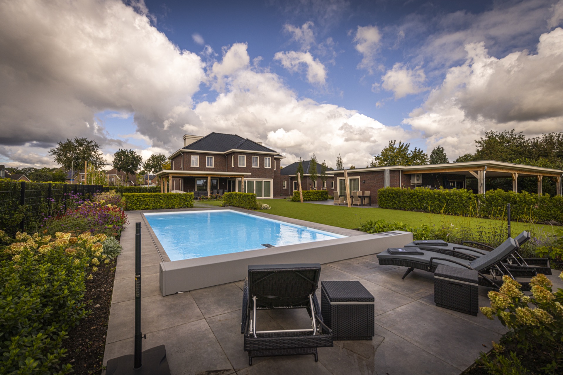 piscina rettangolare moderna con scala d’ingresso larga e zona lounge: piscina rettangolare moderna con rivestimento bianco, Luxury, Design, Exclusive, Modern, Custom Made, Special, Beautiful