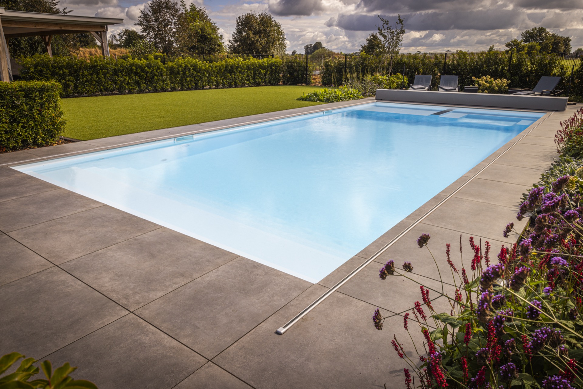 piscina rettangolare moderna con scala d’ingresso larga e zona lounge: piscina con rivestimento bianco e zona d’ingresso con, Luxury, Design, Exclusive, Modern, Custom Made, Special, Beautiful