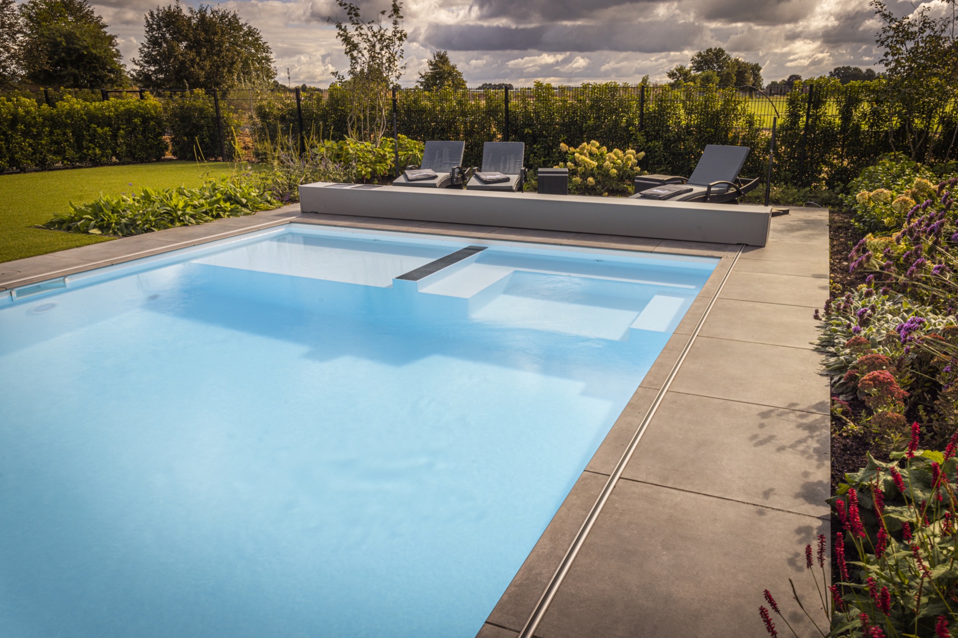 piscina rettangolare moderna con scala d’ingresso larga e zona lounge: piscina moderna con panca lounge e aiuole lungo la, Luxury, Design, Exclusive, Modern, Custom Made, Special, Beautiful