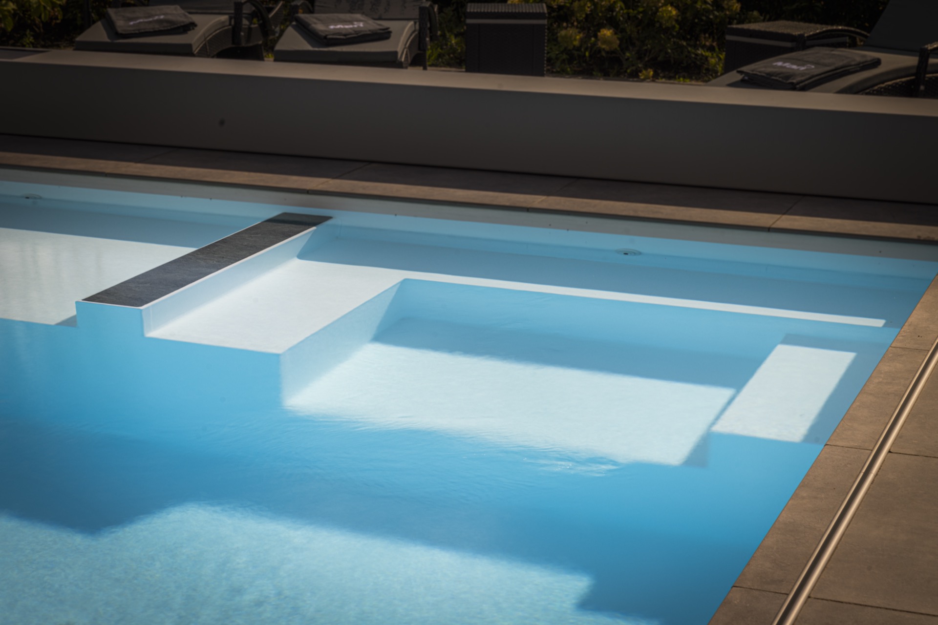 piscina rettangolare moderna con scala d’ingresso larga e zona lounge: dettaglio della piscina con scalino d’ingresso bianco, Luxury, Design, Exclusive, Modern, Custom Made, Special, Beautiful