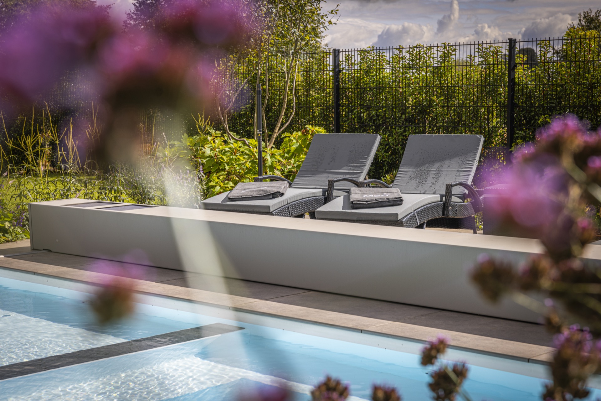 piscina rettangolare moderna con scala d’ingresso larga e zona lounge: dettaglio del bordo piscina con rivestimento bianco e, Luxury, Design, Exclusive, Modern, Custom Made, Special, Beautiful