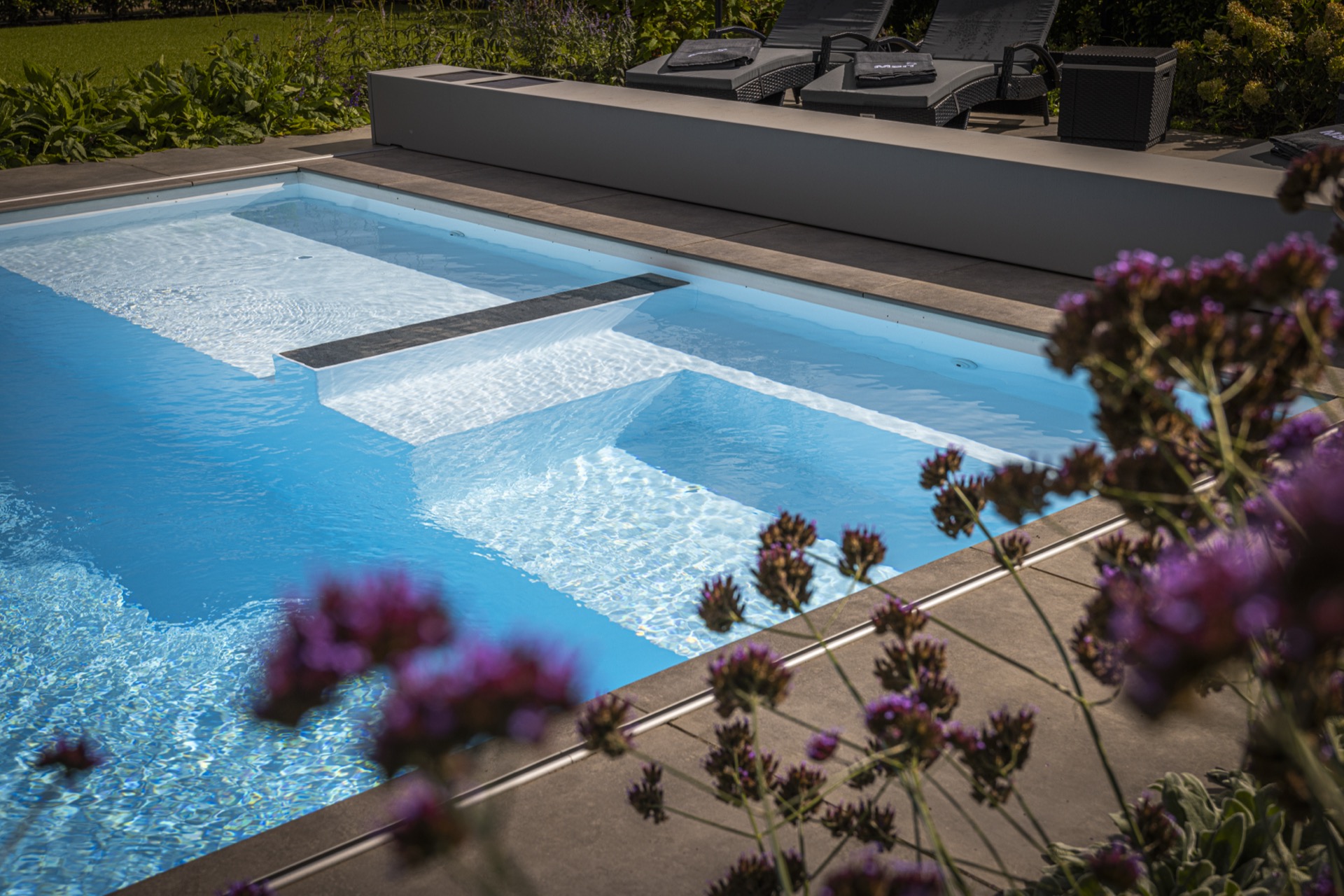 piscina rettangolare moderna con scala d’ingresso larga e zona lounge: vista angolare di piscina moderna con scalino, Luxury, Design, Exclusive, Modern, Custom Made, Special, Beautiful