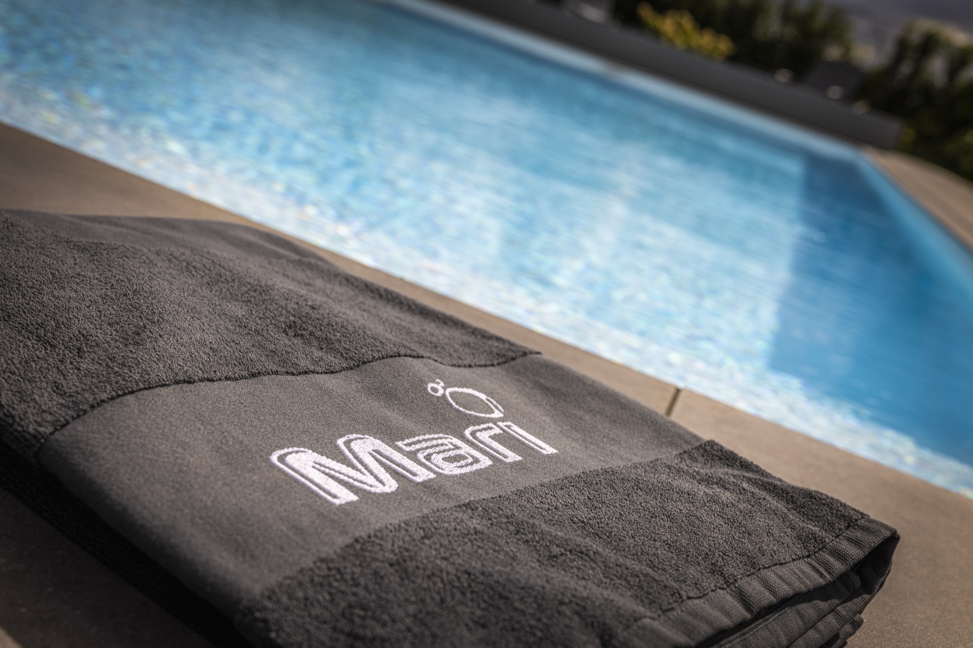 piscina rettangolare moderna con scala d’ingresso larga e zona lounge: dettaglio della copertura della piscina con texture e, Luxury, Design, Exclusive, Modern, Custom Made, Special, Beautiful