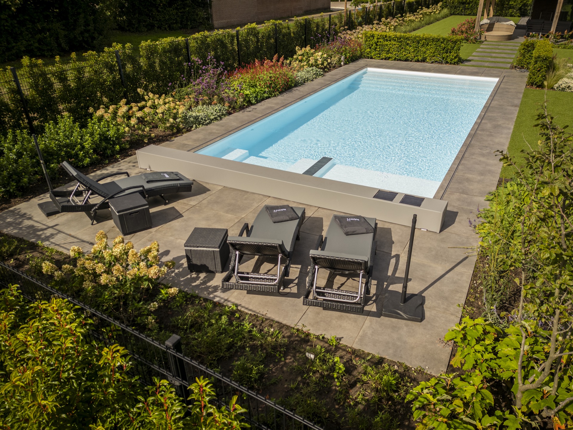 piscina rettangolare moderna con scala d’ingresso larga e zona lounge: vista d’insieme di una piscina moderna con terrazza, Luxury, Design, Exclusive, Modern, Custom Made, Special, Beautiful