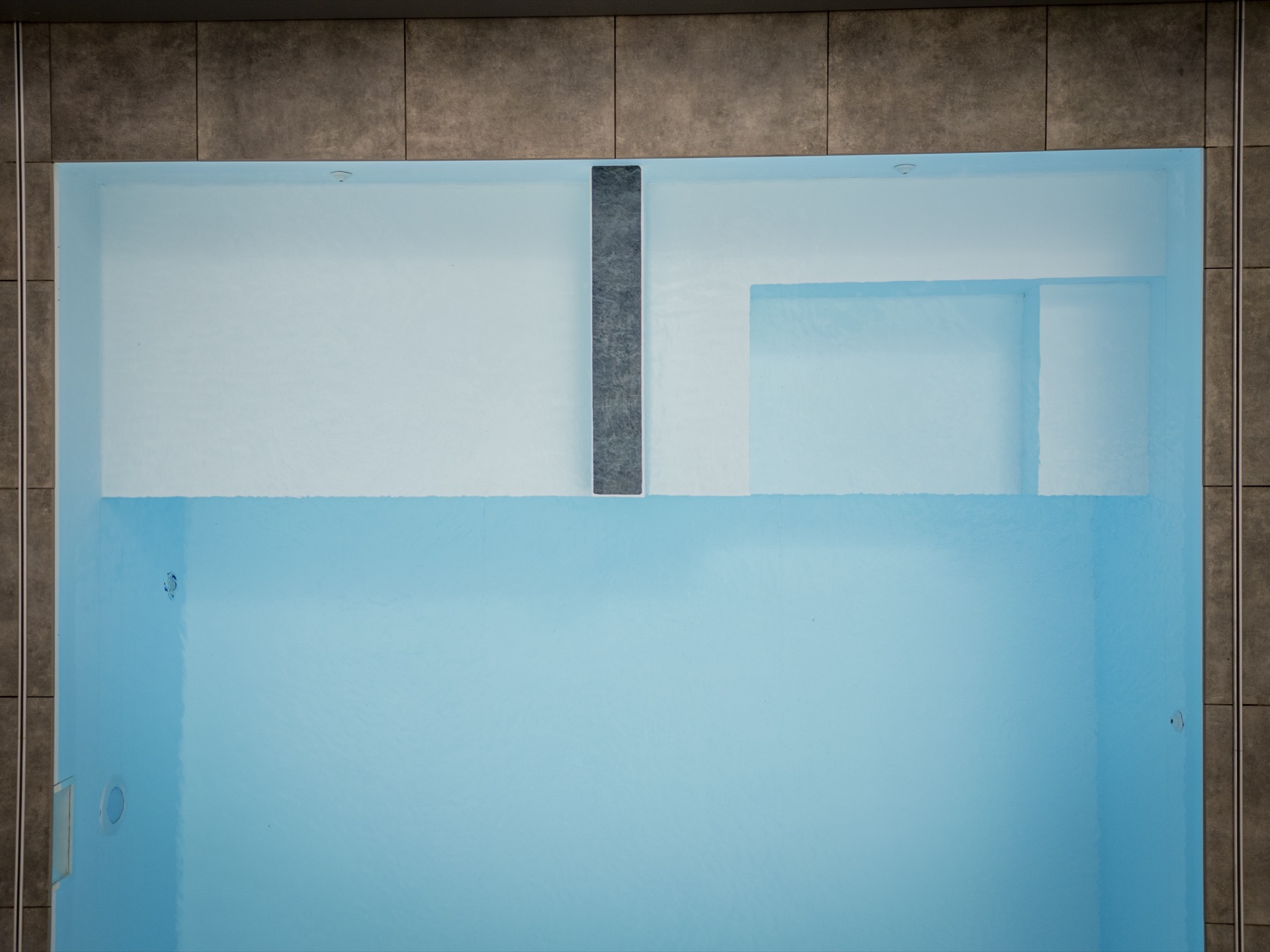 piscina rettangolare moderna con scala d’ingresso larga e zona lounge: primo piano della copertura della piscina con bordo, Luxury, Design, Exclusive, Modern, Custom Made, Special, Beautiful