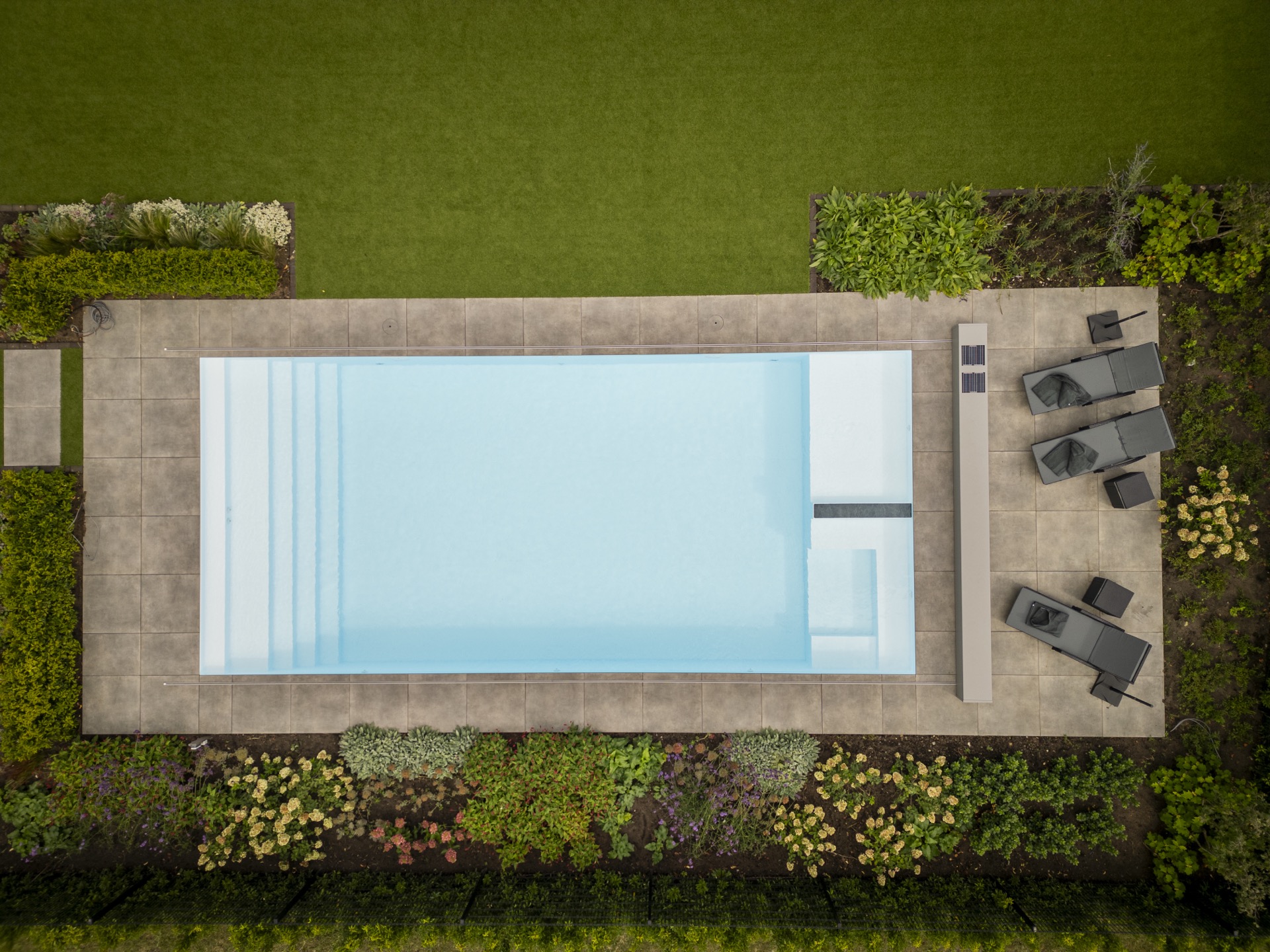 piscina rettangolare moderna con scala d’ingresso larga e zona lounge: vista aerea della piscina con terrazza e copertura, Luxury, Design, Exclusive, Modern, Custom Made, Special, Beautiful