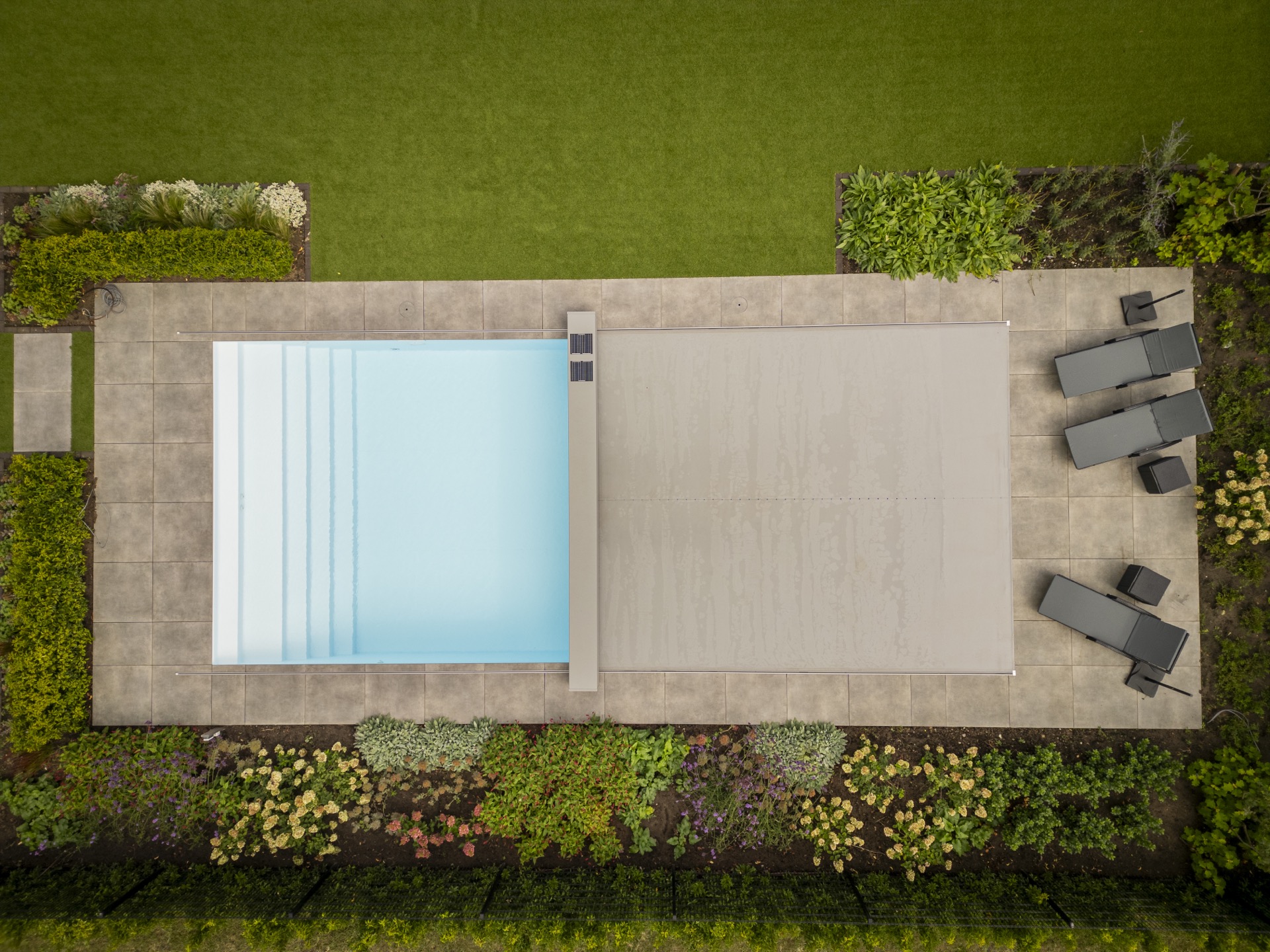 piscina rettangolare moderna con scala d’ingresso larga e zona lounge: vista dall’alto della piscina con copertura chiusa e, Luxury, Design, Exclusive, Modern, Custom Made, Special, Beautiful