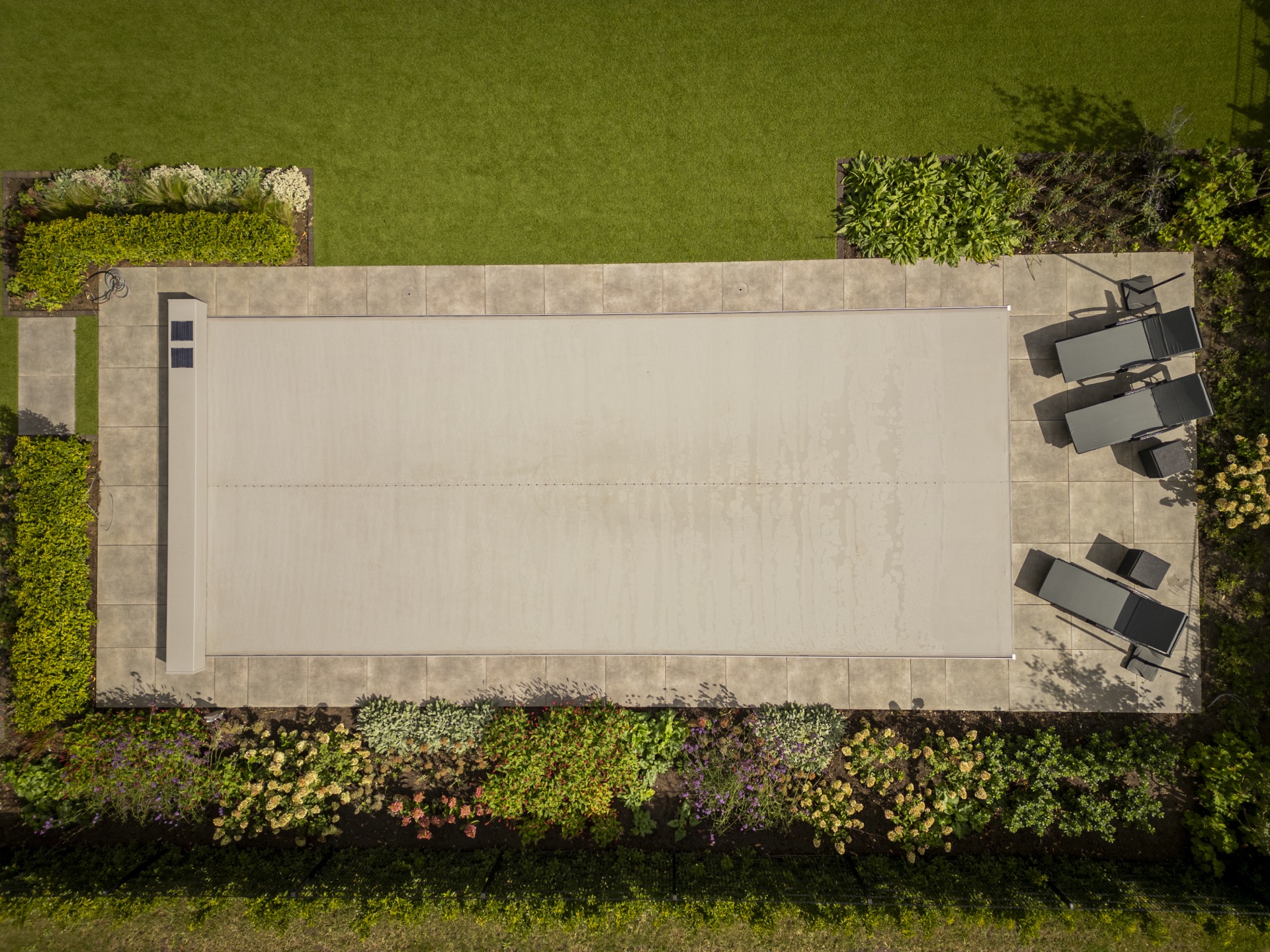 piscina rettangolare moderna con scala d’ingresso larga e zona lounge: vista dall’alto della piscina con copertura chiusa e, Luxury, Design, Exclusive, Modern, Custom Made, Special, Beautiful
