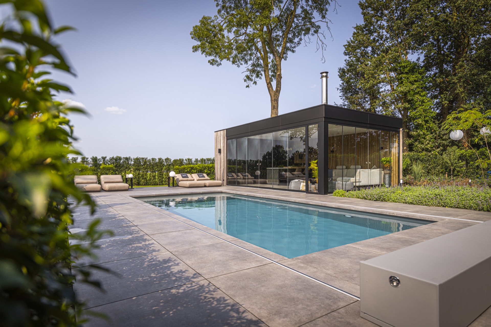 piscina incassata moderna con sistema di copertura: vista della piscina incassata e della parete in vetro con doghe in legno, Luxury, Design, Exclusive, Modern, Custom Made, Special, Beautiful