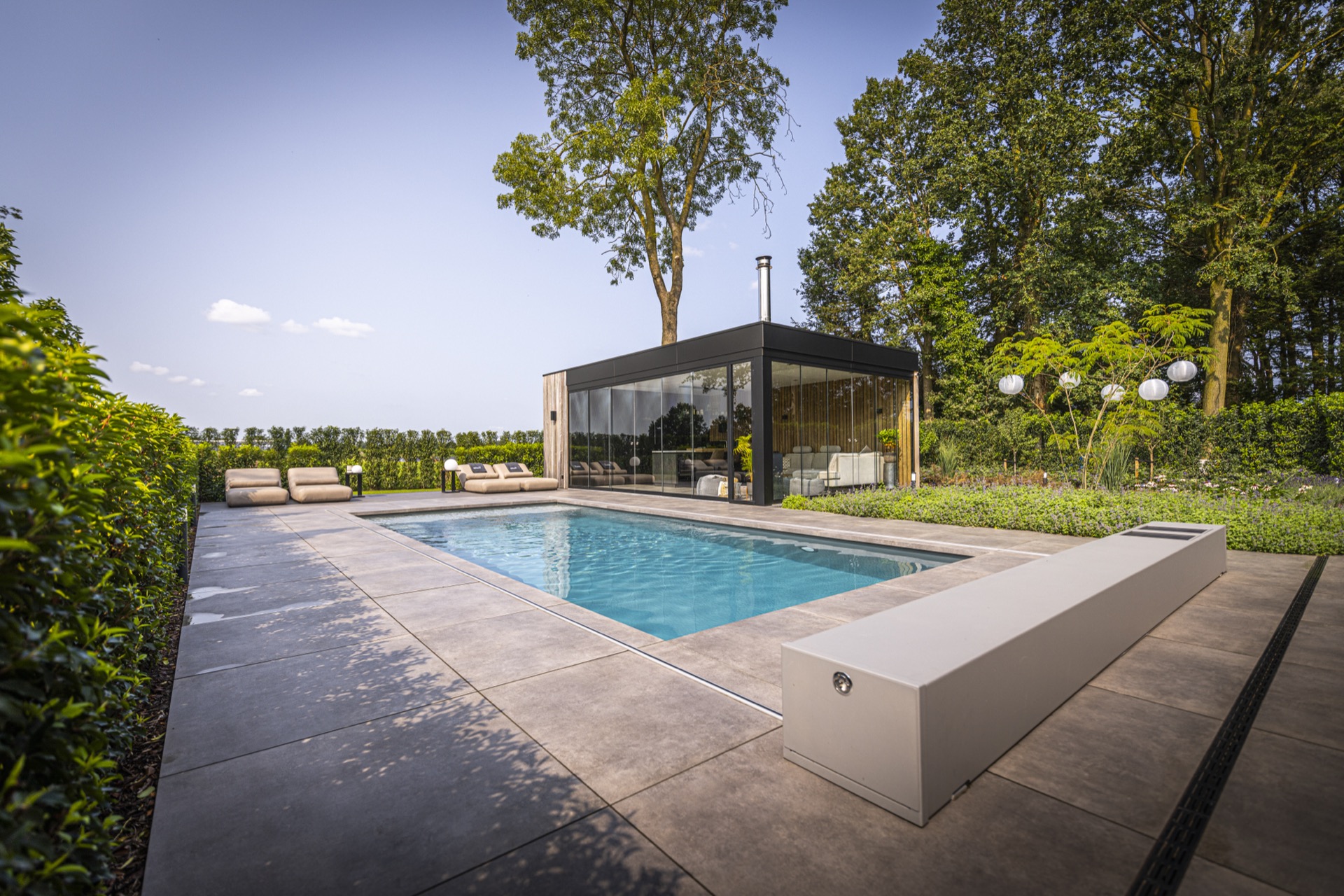 piscina incassata moderna con sistema di copertura: vista laterale di una piscina incassata con padiglione in legno e vetro, Luxury, Design, Exclusive, Modern, Custom Made, Special, Beautiful
