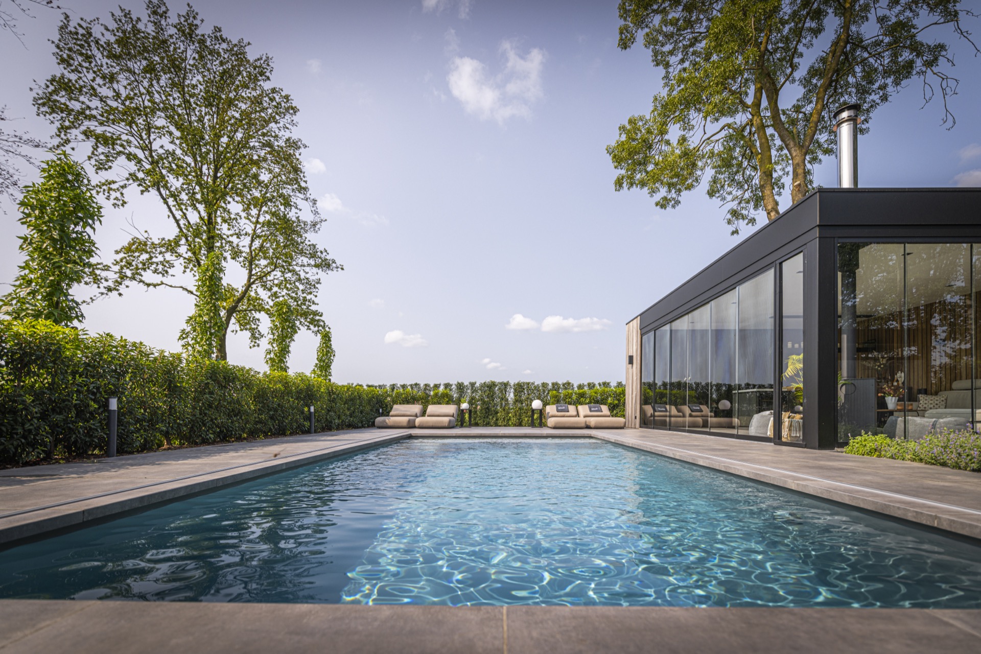 piscina incassata moderna con sistema di copertura: superficie dell’acqua limpida di una piscina incassata rettangolare con, Luxury, Design, Exclusive, Modern, Custom Made, Special, Beautiful