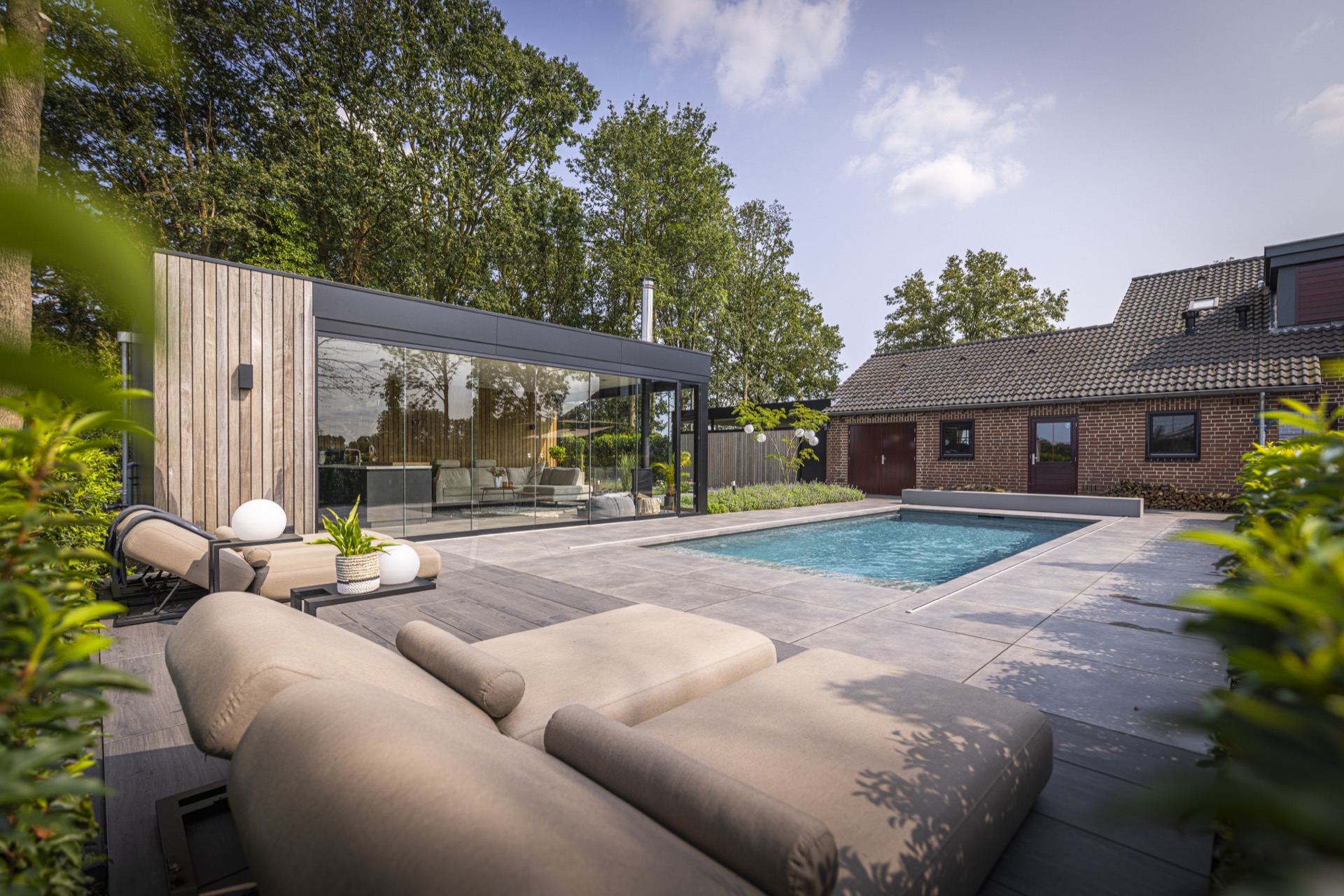 piscina incassata moderna con sistema di copertura: parete in vetro e doghe in legno accanto a una piscina incassata su, Luxury, Design, Exclusive, Modern, Custom Made, Special, Beautiful