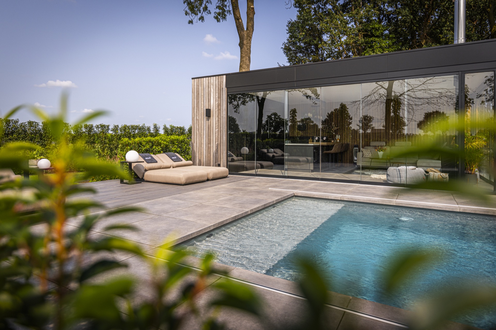 piscina incassata moderna con sistema di copertura: dettaglio parete con doghe in legno e facciata in vetro accanto al bordo, Luxury, Design, Exclusive, Modern, Custom Made, Special, Beautiful