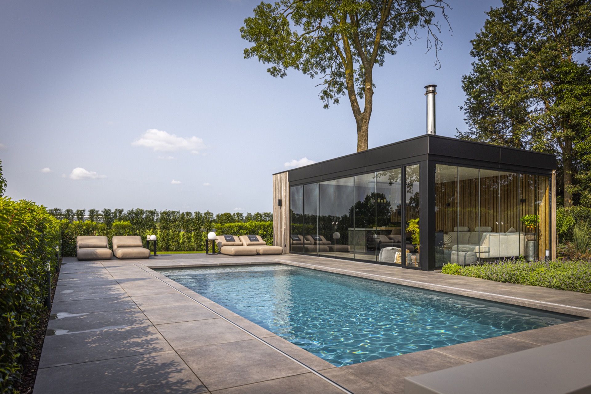 piscina incassata moderna con sistema di copertura: piscina da esterno incassata moderna con acqua blu e copertura in vetro, Luxury, Design, Exclusive, Modern, Custom Made, Special, Beautiful