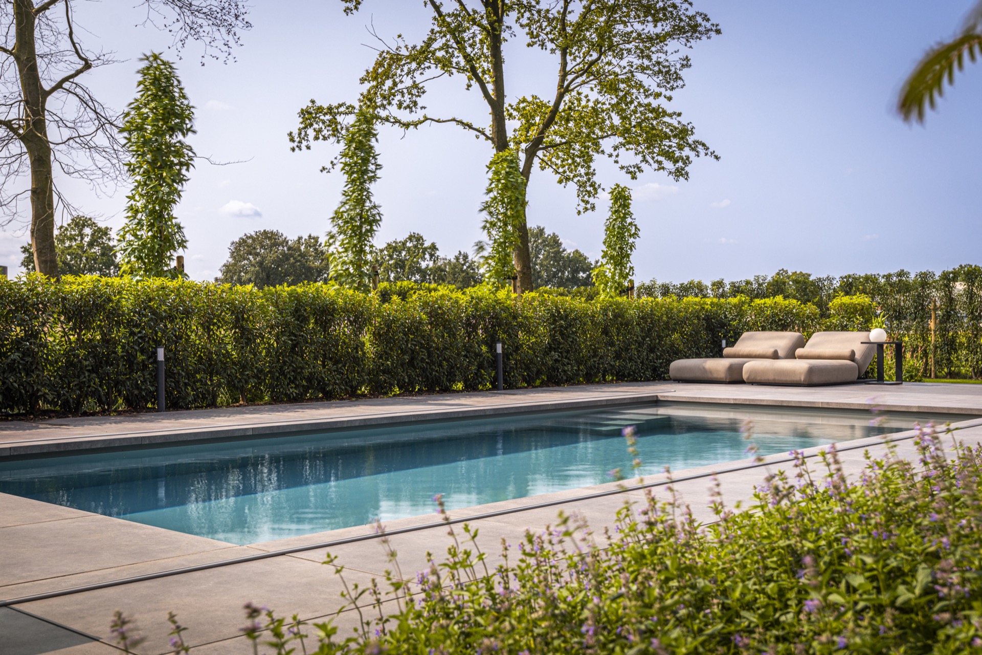 piscina incassata moderna con sistema di copertura: vista d’insieme di una piscina incassata rettangolare con terrazza, Luxury, Design, Exclusive, Modern, Custom Made, Special, Beautiful