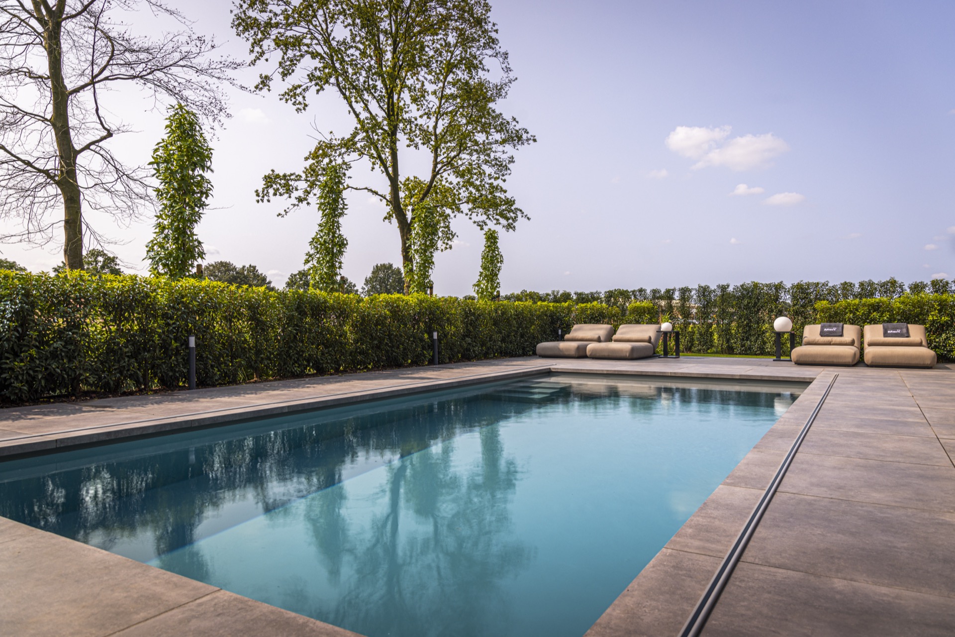 piscina incassata moderna con sistema di copertura: dettaglio doghe in legno e parete in vetro sul terrazzo vicino alla, Luxury, Design, Exclusive, Modern, Custom Made, Special, Beautiful