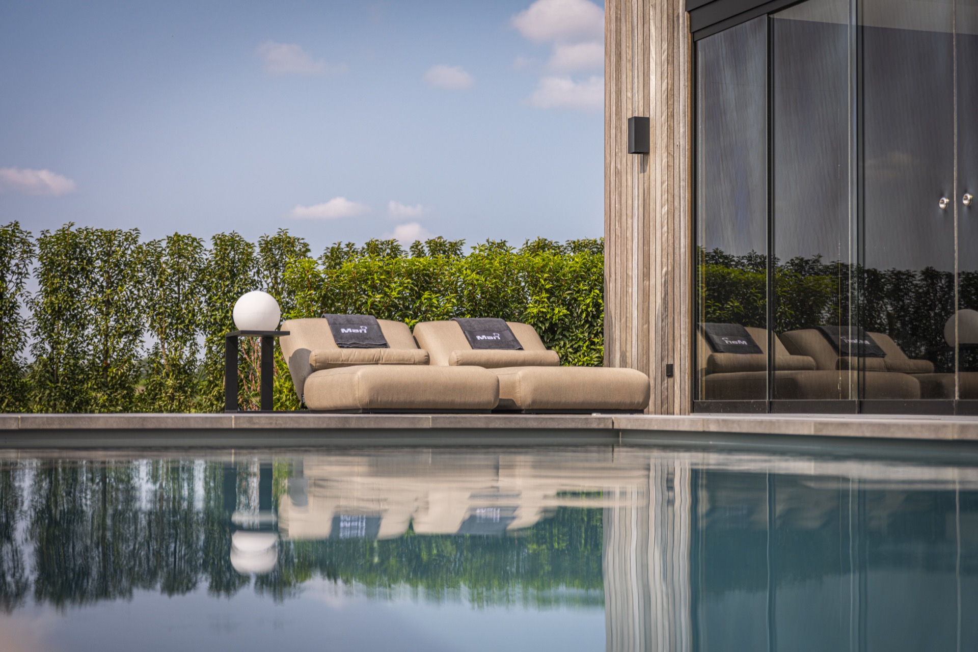 piscina incassata moderna con sistema di copertura: dettaglio del terrazzo con parete in vetro e pavimento piastrellato in, Luxury, Design, Exclusive, Modern, Custom Made, Special, Beautiful